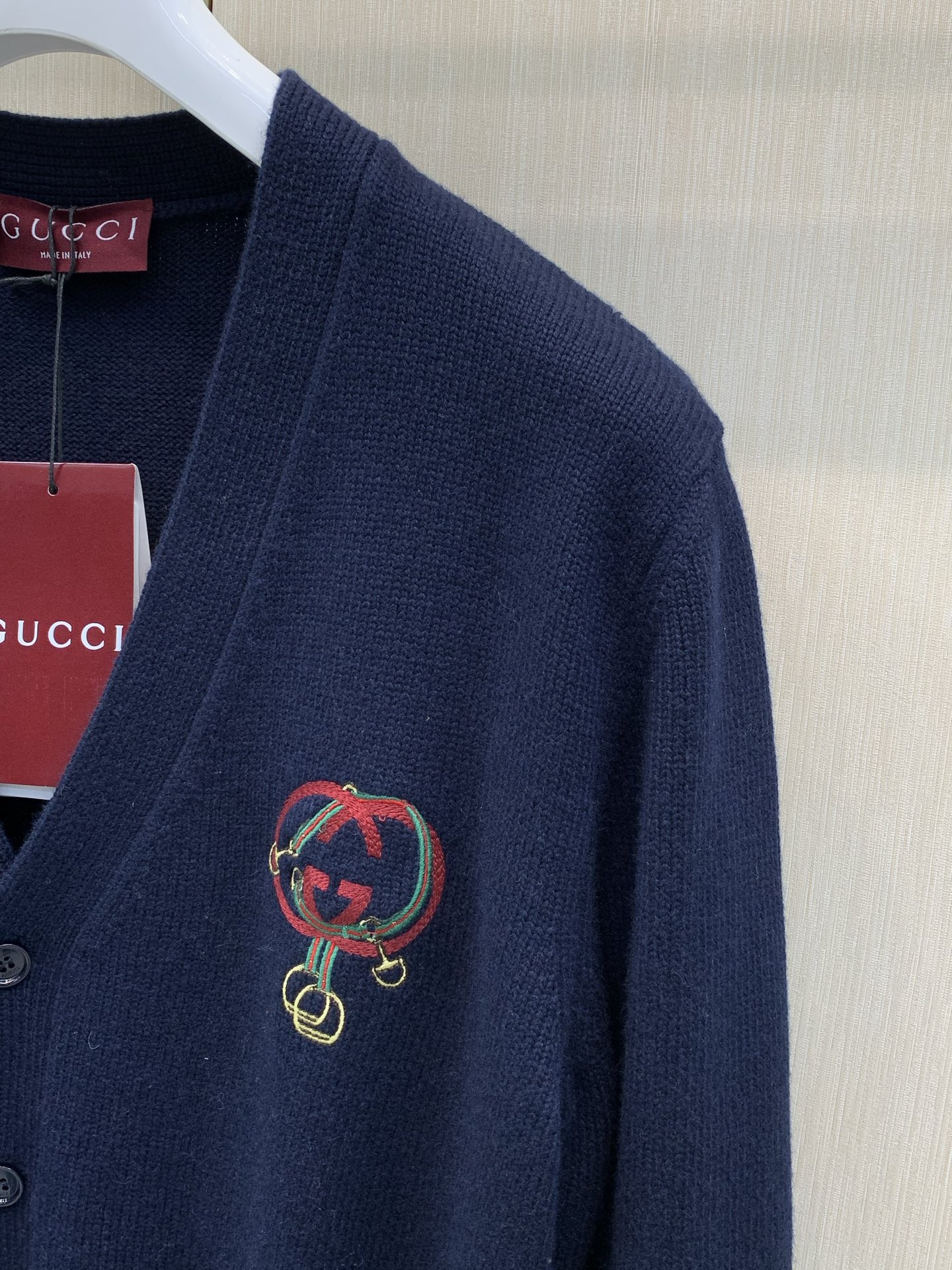 ,Gucci 古驰,2026秋冬最新款,专柜同步有售,原单狠货,时尚休闲针织开衫毛衣,上身很有特点!吸睛而有亮点,进口原 ,Gucci 古驰,2026秋冬最新款,专柜同步有售,原单狠货,时尚休闲针织开衫毛衣,上身很有特点!吸睛而有亮点,进口原