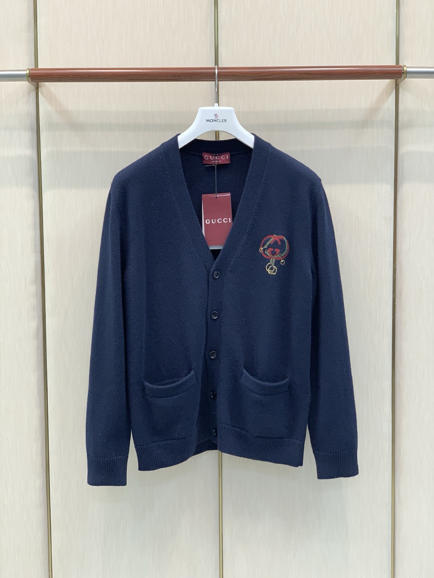 ，Gucci 古驰，2026秋冬最新款，专柜同步有售，原单狠货，时尚休闲针织开衫毛衣，上身很有特点！吸睛而有亮点，进口原