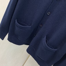 ,Gucci 古驰,2026秋冬最新款,专柜同步有售,原单狠货,时尚休闲针织开衫毛衣,上身很有特点!吸睛而有亮点,进口原 ,Gucci 古驰,2026秋冬最新款,专柜同步有售,原单狠货,时尚休闲针织开衫毛衣,上身很有特点!吸睛而有亮点,进口原