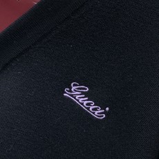 ,Gucci 古驰,2026秋冬最新款,专柜同步有售,原单狠货,时尚休闲针织开衫毛衣,上身很有特点!吸睛而有亮点,进口原 ,Gucci 古驰,2026秋冬最新款,专柜同步有售,原单狠货,时尚休闲针织开衫毛衣,上身很有特点!吸睛而有亮点,进口原