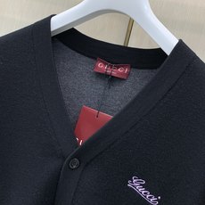 ,Gucci 古驰,2026秋冬最新款,专柜同步有售,原单狠货,时尚休闲针织开衫毛衣,上身很有特点!吸睛而有亮点,进口原 ,Gucci 古驰,2026秋冬最新款,专柜同步有售,原单狠货,时尚休闲针织开衫毛衣,上身很有特点!吸睛而有亮点,进口原