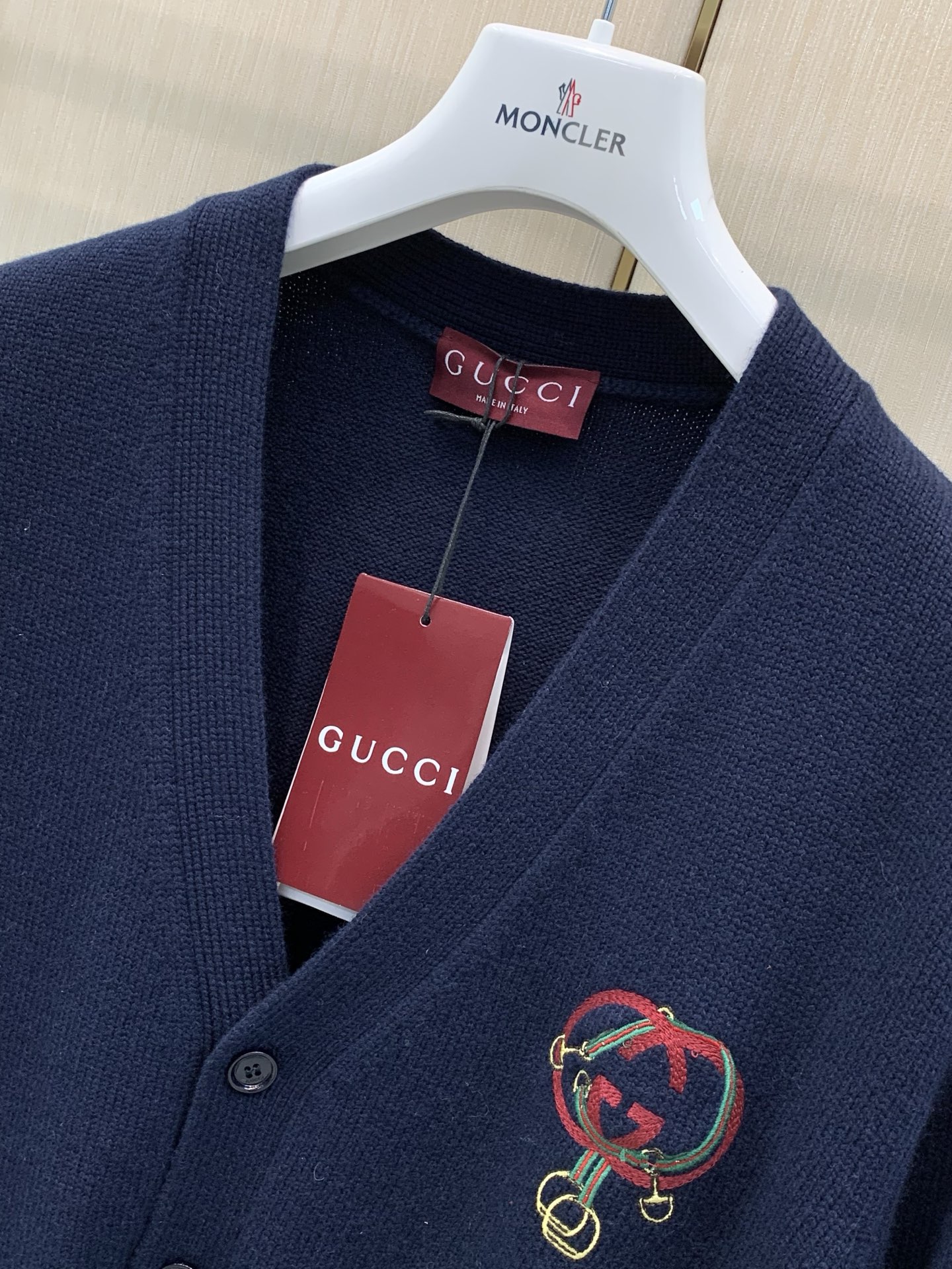 ,Gucci 古驰,2026秋冬最新款,专柜同步有售,原单狠货,时尚休闲针织开衫毛衣,上身很有特点!吸睛而有亮点,进口原 ,Gucci 古驰,2026秋冬最新款,专柜同步有售,原单狠货,时尚休闲针织开衫毛衣,上身很有特点!吸睛而有亮点,进口原