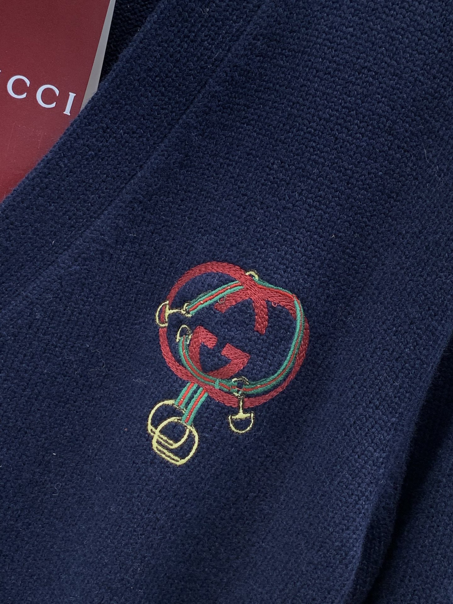 ,Gucci 古驰,2026秋冬最新款,专柜同步有售,原单狠货,时尚休闲针织开衫毛衣,上身很有特点!吸睛而有亮点,进口原 ,Gucci 古驰,2026秋冬最新款,专柜同步有售,原单狠货,时尚休闲针织开衫毛衣,上身很有特点!吸睛而有亮点,进口原