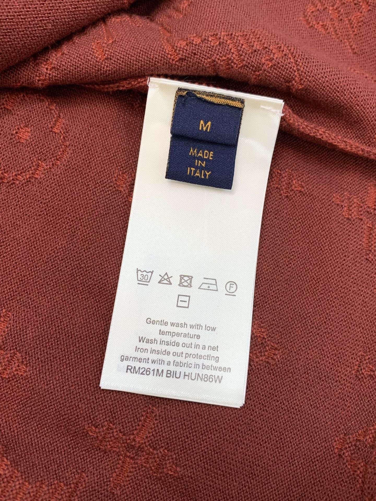 ,LouisVuitton 路易威登,2026夏秋最新款,专柜同步有售,原单狠货,时尚休闲圆领针织短袖T恤,上身很有特点 ,LouisVuitton 路易威登,2026夏秋最新款,专柜同步有售,原单狠货,时尚休闲圆领针织短袖T恤,上身很有特点