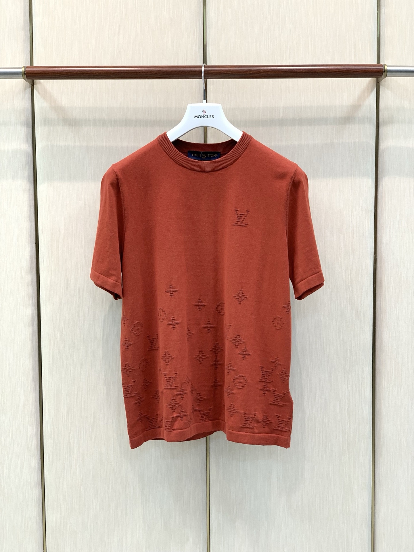 ，LouisVuitton 路易威登，2026夏秋最新款，专柜同步有售，原单狠货，时尚休闲圆领针织短袖T恤，上身很有特点