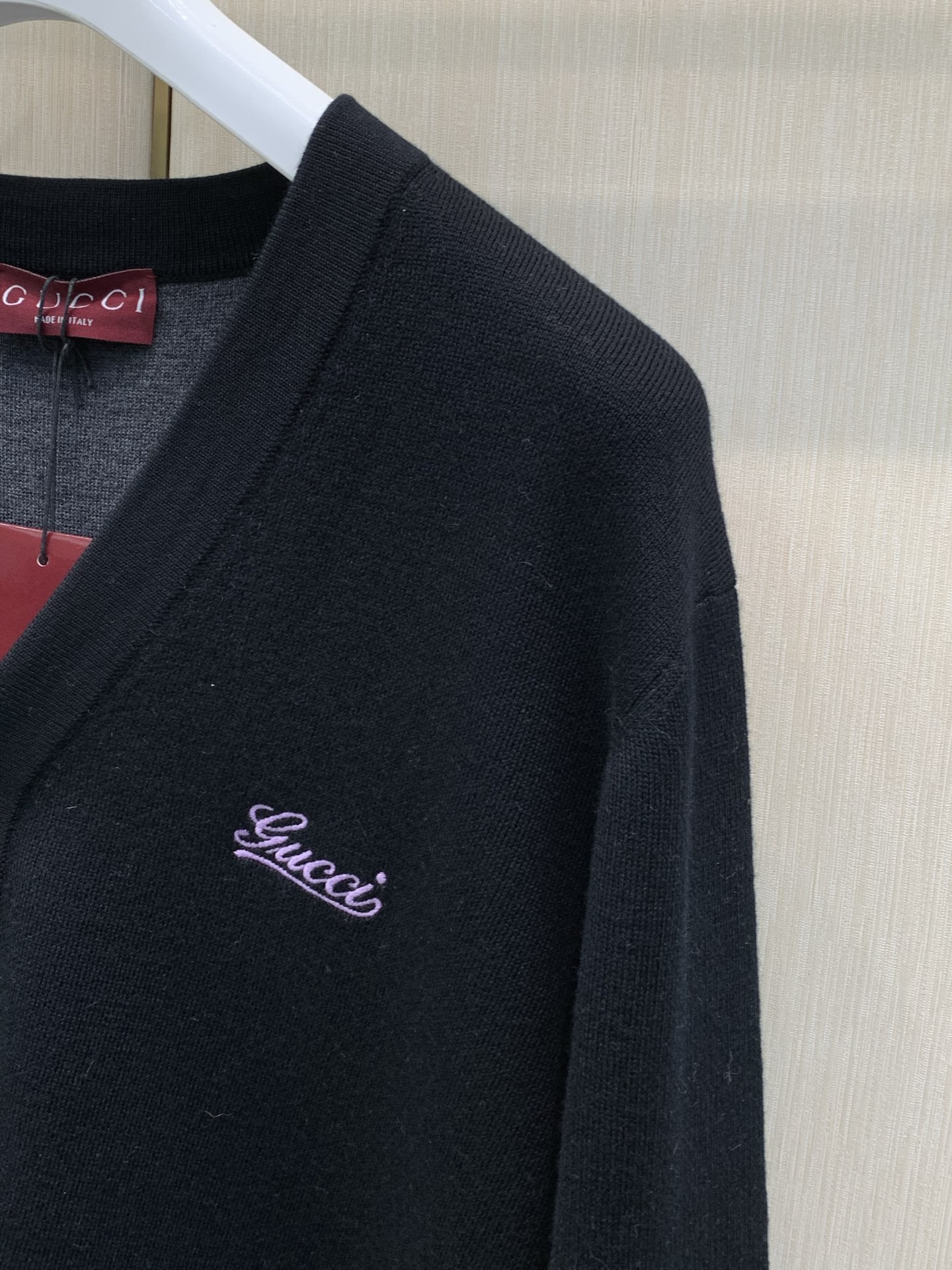 ,Gucci 古驰,2026秋冬最新款,专柜同步有售,原单狠货,时尚休闲针织开衫毛衣,上身很有特点!吸睛而有亮点,进口原 ,Gucci 古驰,2026秋冬最新款,专柜同步有售,原单狠货,时尚休闲针织开衫毛衣,上身很有特点!吸睛而有亮点,进口原