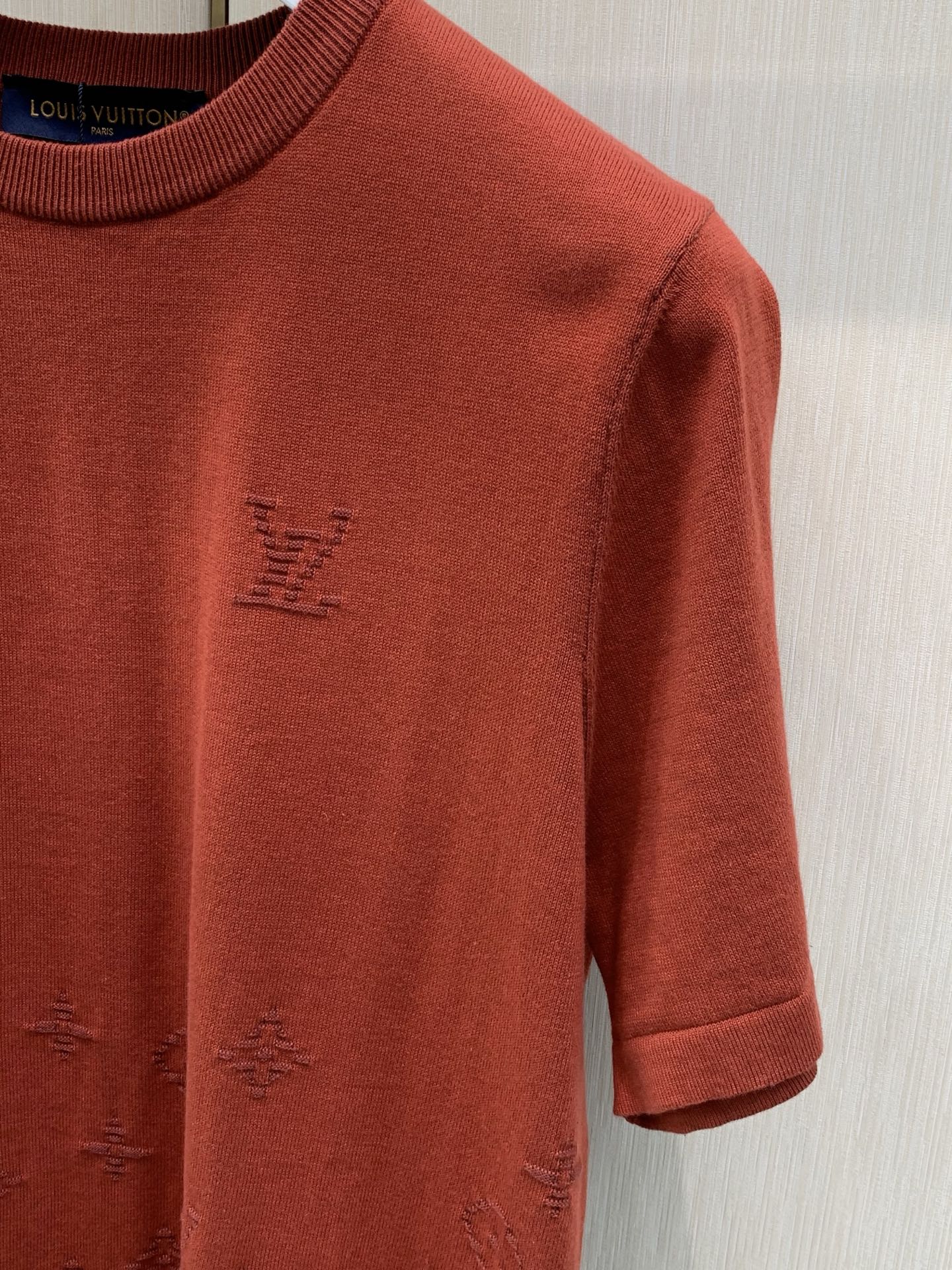 ,LouisVuitton 路易威登,2026夏秋最新款,专柜同步有售,原单狠货,时尚休闲圆领针织短袖T恤,上身很有特点 ,LouisVuitton 路易威登,2026夏秋最新款,专柜同步有售,原单狠货,时尚休闲圆领针织短袖T恤,上身很有特点