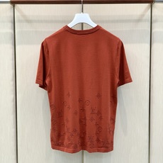 ,LouisVuitton 路易威登,2026夏秋最新款,专柜同步有售,原单狠货,时尚休闲圆领针织短袖T恤,上身很有特点 ,LouisVuitton 路易威登,2026夏秋最新款,专柜同步有售,原单狠货,时尚休闲圆领针织短袖T恤,上身很有特点