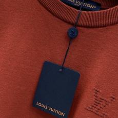 ,LouisVuitton 路易威登,2026夏秋最新款,专柜同步有售,原单狠货,时尚休闲圆领针织短袖T恤,上身很有特点 ,LouisVuitton 路易威登,2026夏秋最新款,专柜同步有售,原单狠货,时尚休闲圆领针织短袖T恤,上身很有特点
