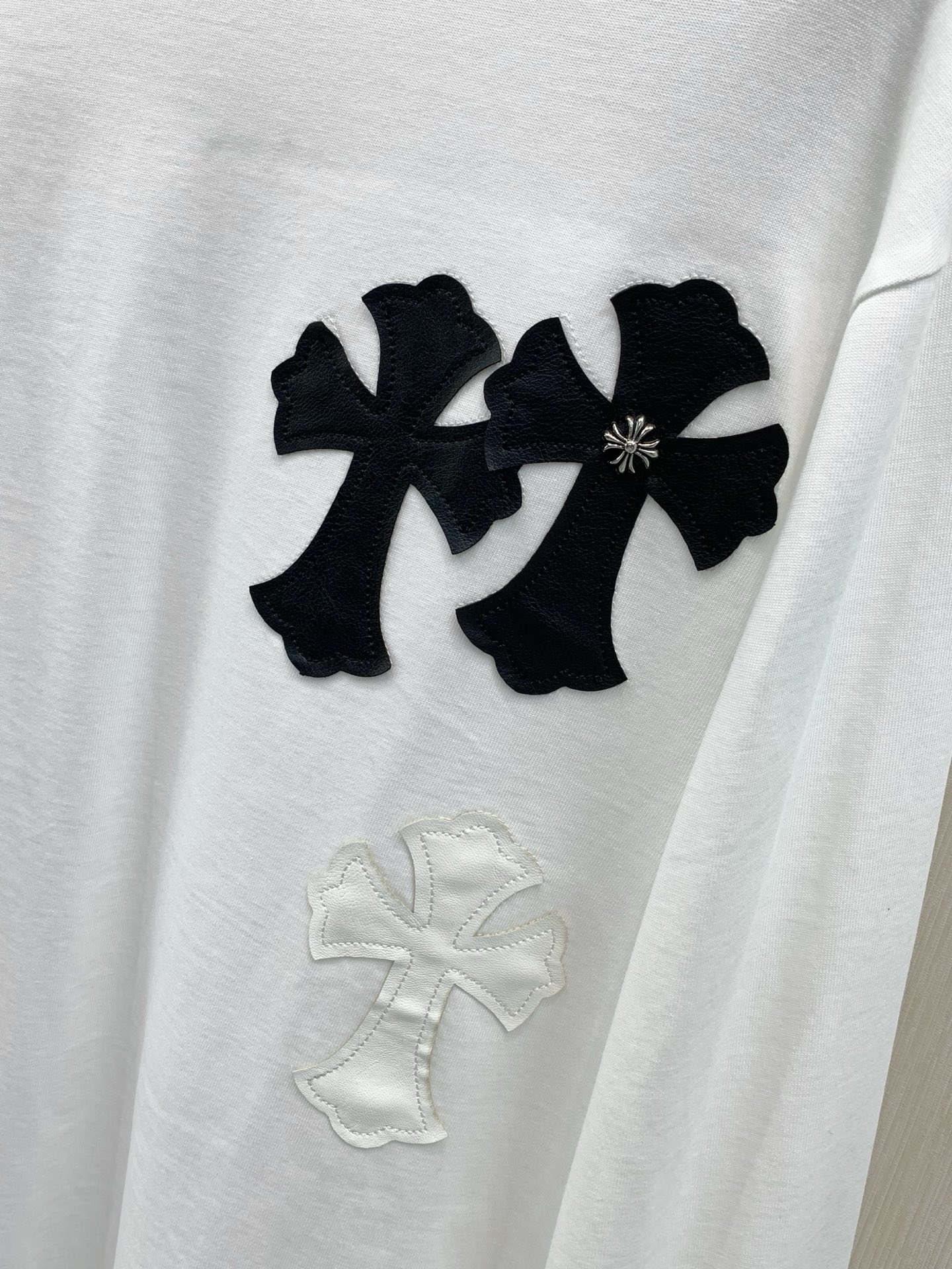 ,Chrome Hearts 克罗心,2026早秋新品,专柜同步有售,原单狠货,时尚休闲圆领长袖T恤,采用进口原版面料, ,Chrome Hearts 克罗心,2026早秋新品,专柜同步有售,原单狠货,时尚休闲圆领长袖T恤,采用进口原版面料,