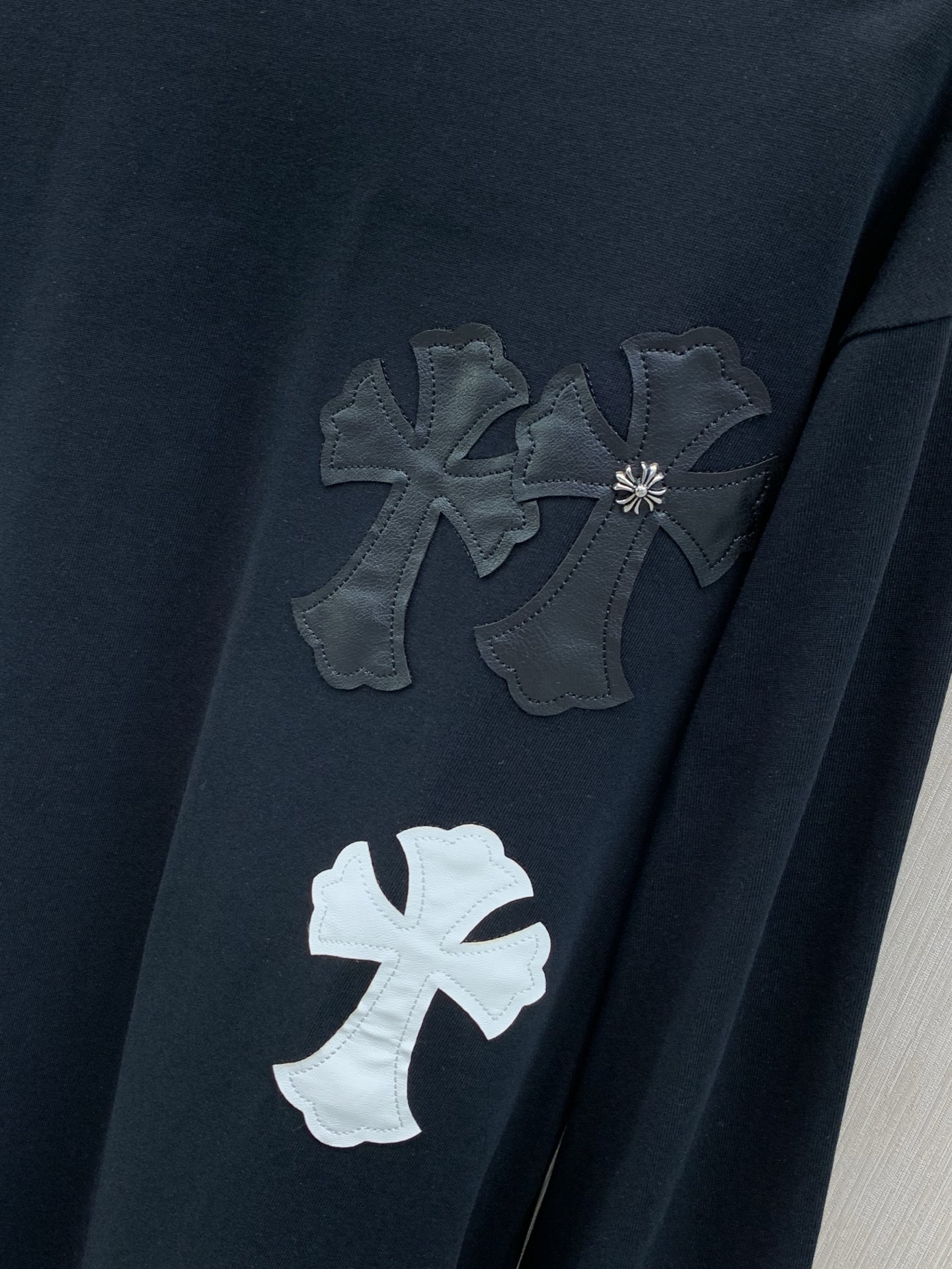 ,Chrome Hearts 克罗心,2026早秋新品,专柜同步有售,原单狠货,时尚休闲圆领长袖T恤,采用进口原版面料, ,Chrome Hearts 克罗心,2026早秋新品,专柜同步有售,原单狠货,时尚休闲圆领长袖T恤,采用进口原版面料,