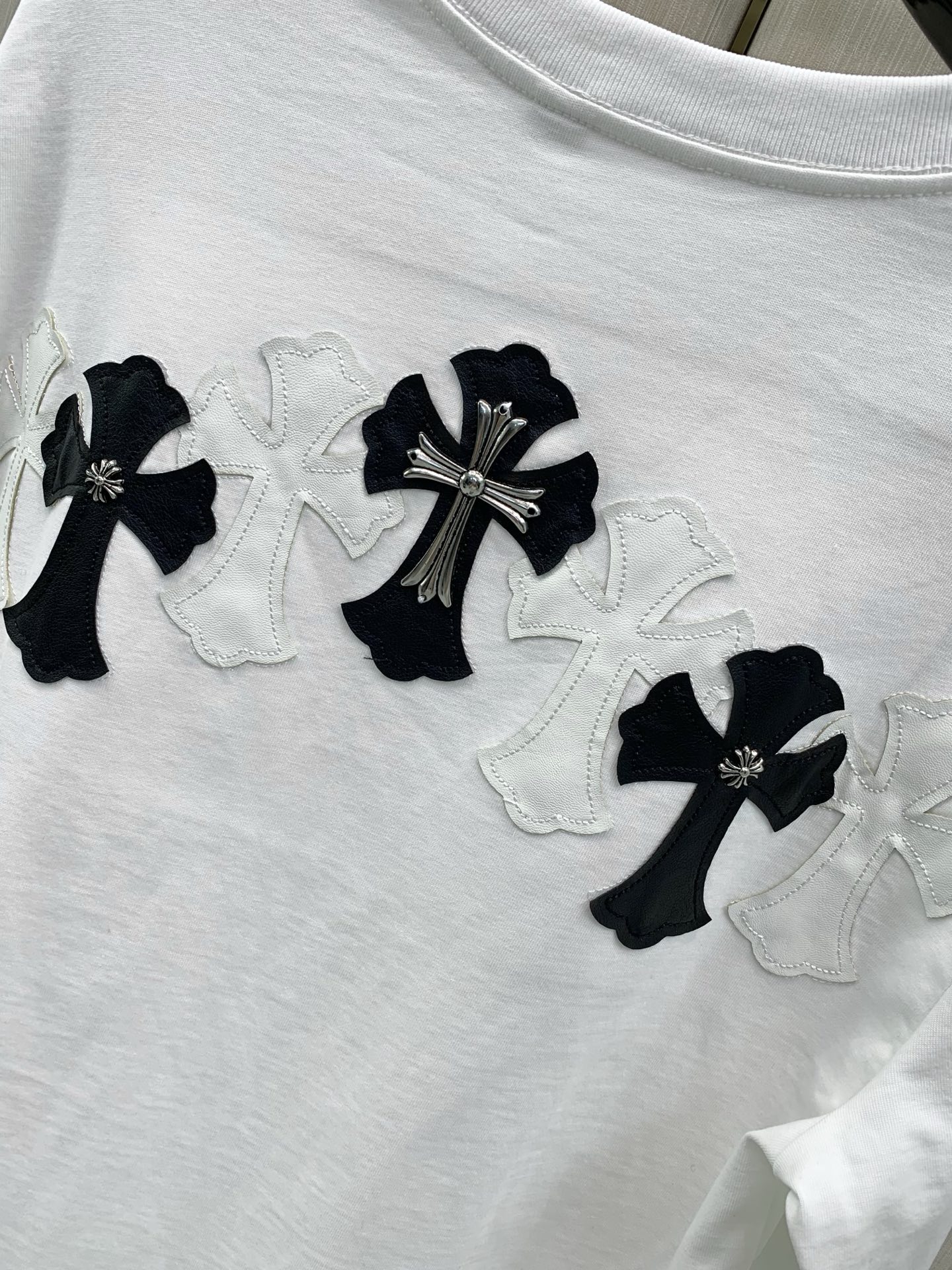 ,Chrome Hearts 克罗心,2026早秋新品,专柜同步有售,原单狠货,时尚休闲圆领长袖T恤,采用进口原版面料, ,Chrome Hearts 克罗心,2026早秋新品,专柜同步有售,原单狠货,时尚休闲圆领长袖T恤,采用进口原版面料,