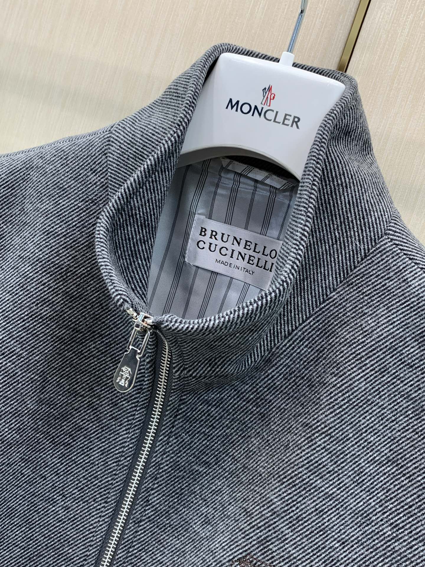 ，BRUNELLO CUCINELLI 意大利神狮，2026秋冬最新品，专柜同步有售，原单狠货，时尚休闲立领马甲，采用进