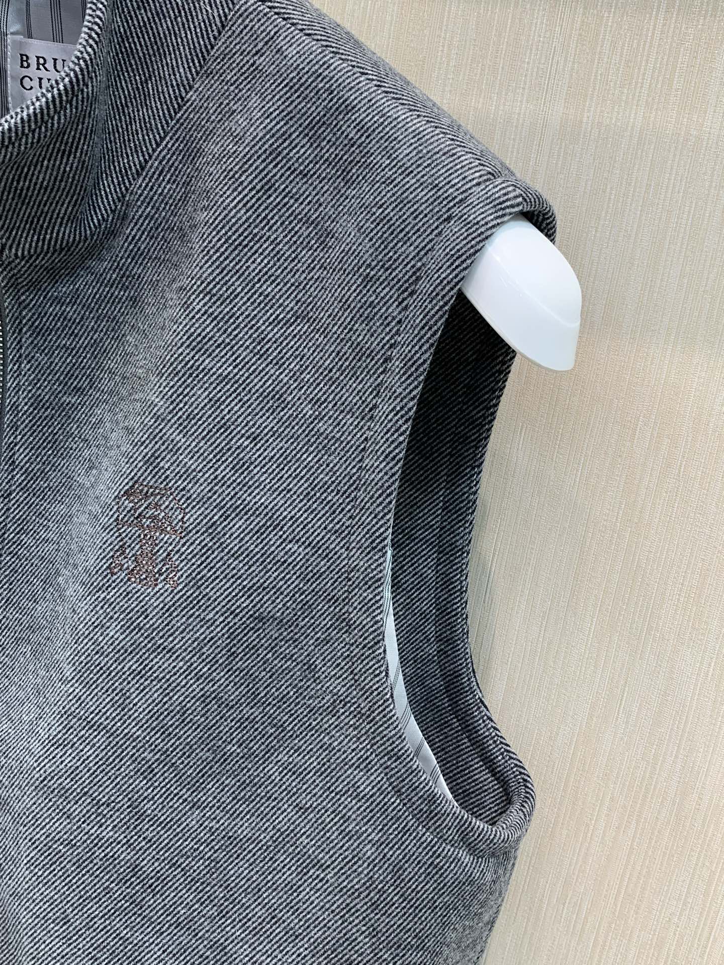 ，BRUNELLO CUCINELLI 意大利神狮，2026秋冬最新品，专柜同步有售，原单狠货，时尚休闲立领马甲，采用进