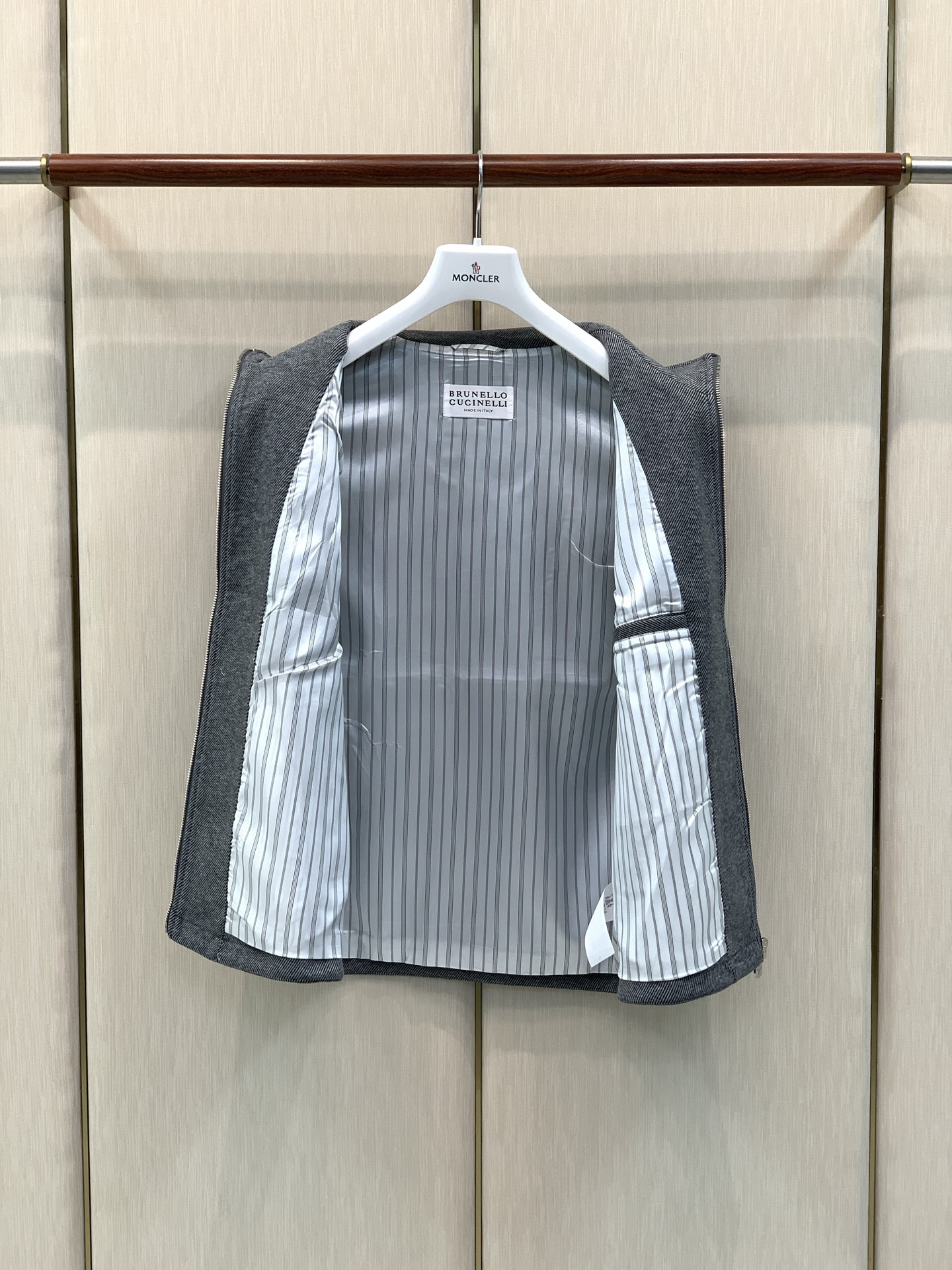 ，BRUNELLO CUCINELLI 意大利神狮，2026秋冬最新品，专柜同步有售，原单狠货，时尚休闲立领马甲，采用进