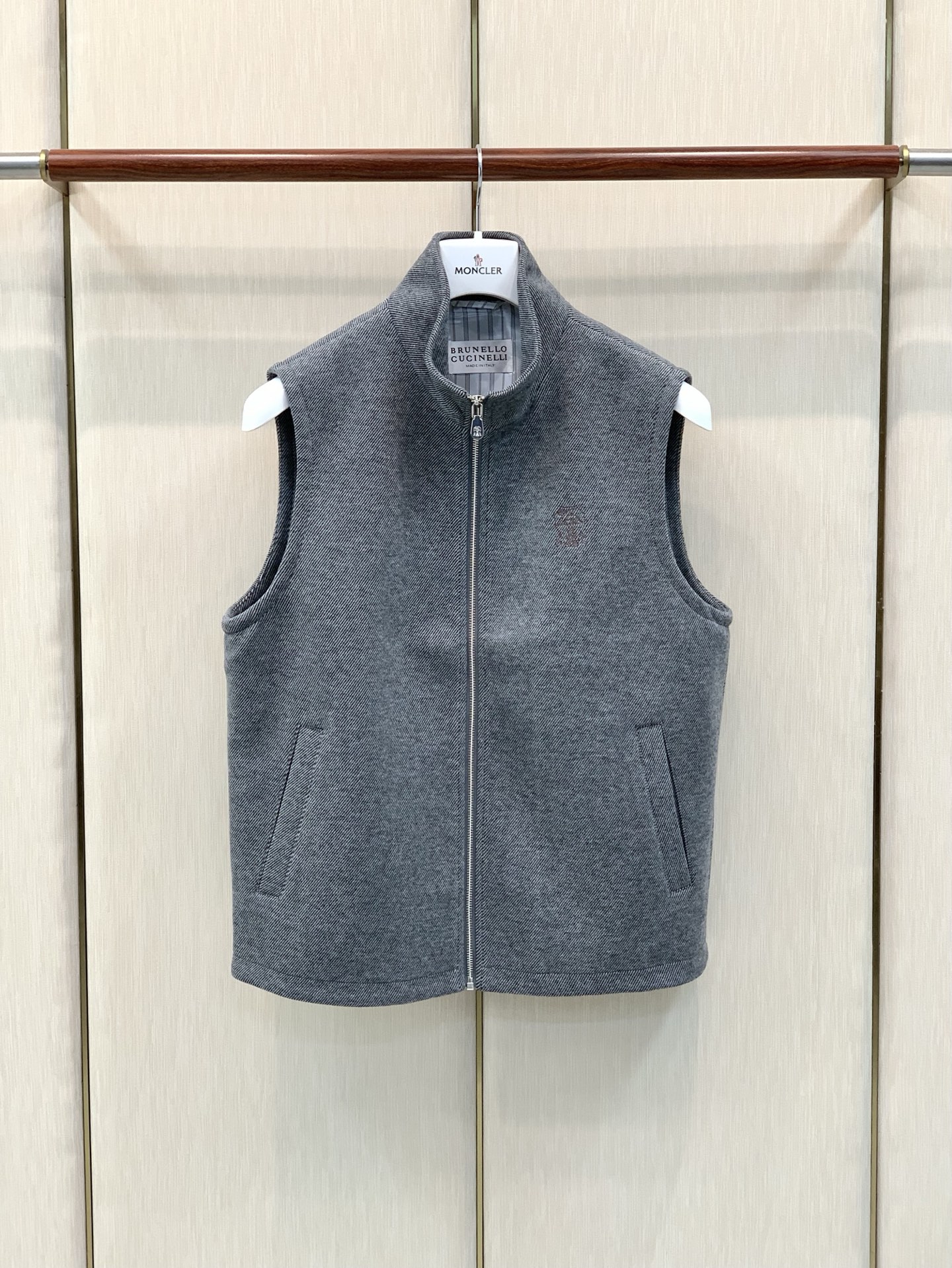 ，BRUNELLO CUCINELLI 意大利神狮，2026秋冬最新品，专柜同步有售，原单狠货，时尚休闲立领马甲，采用进