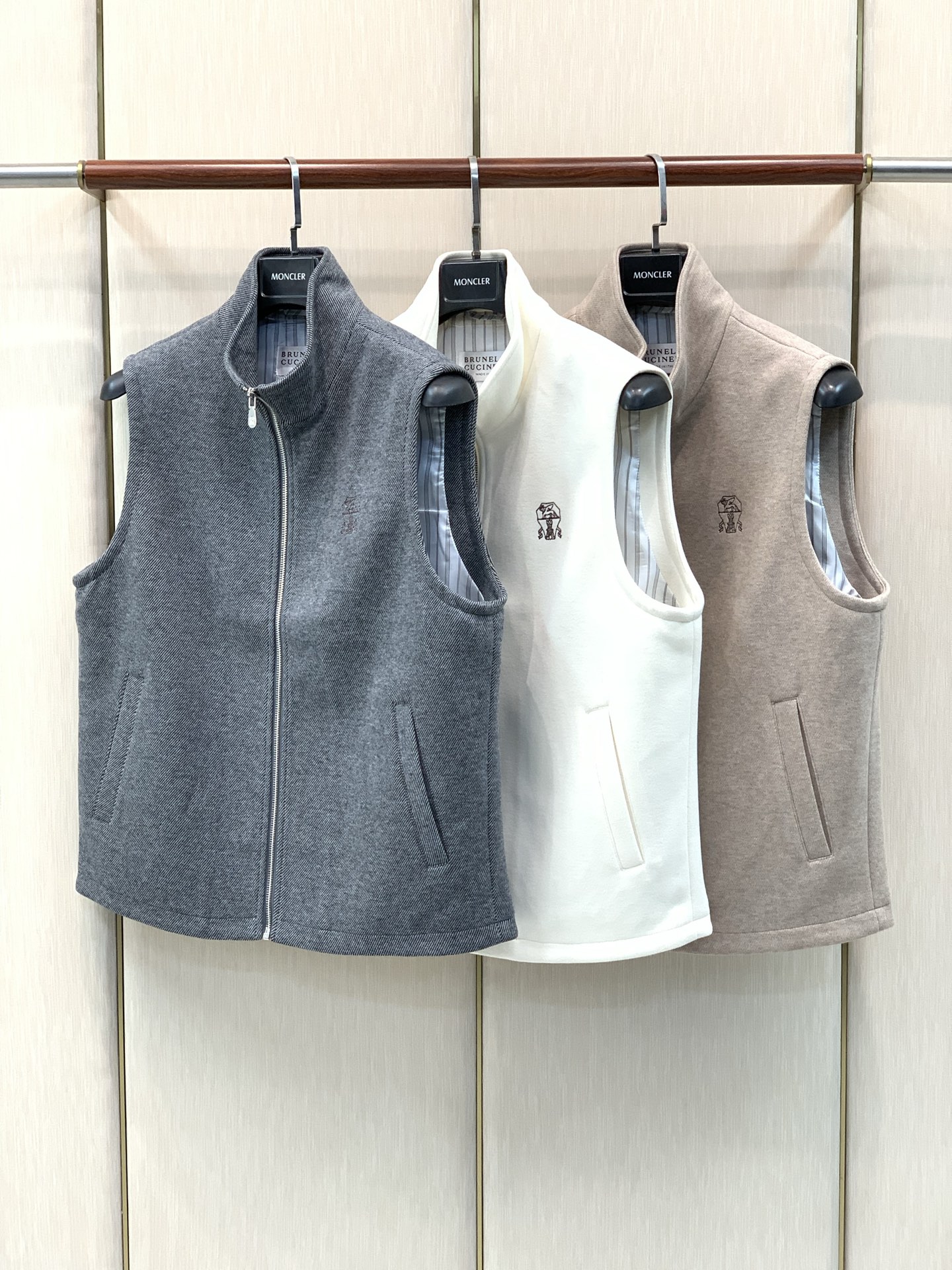 ，BRUNELLO CUCINELLI 意大利神狮，2026秋冬最新品，专柜同步有售，原单狠货，时尚休闲立领马甲，采用进