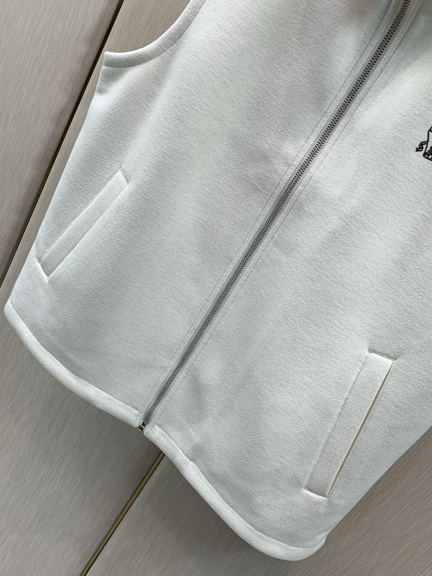 ，BRUNELLO CUCINELLI 意大利神狮，2026秋冬最新品，专柜同步有售，原单狠货，时尚休闲立领马甲，采用进