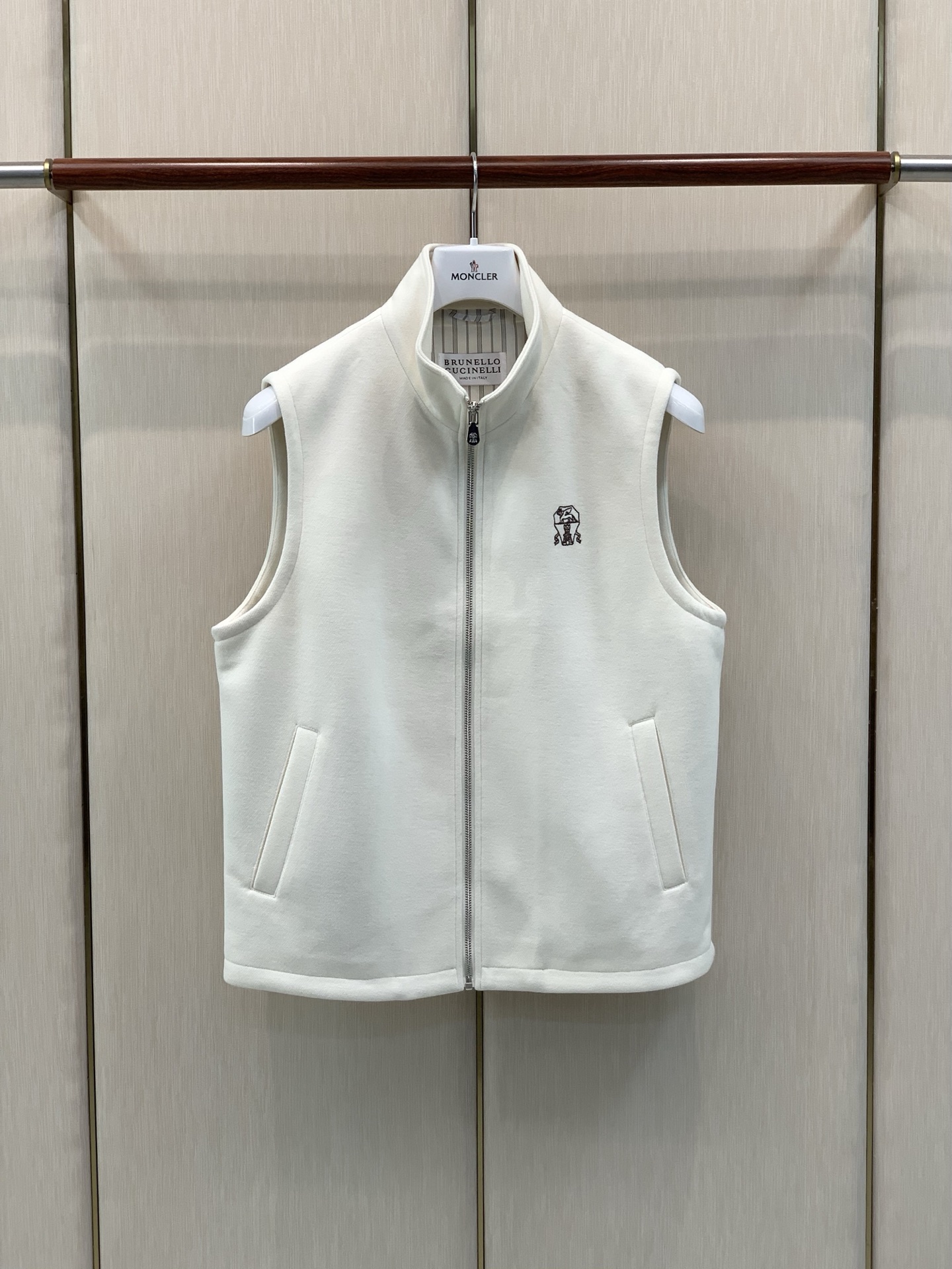 ，BRUNELLO CUCINELLI 意大利神狮，2026秋冬最新品，专柜同步有售，原单狠货，时尚休闲立领马甲，采用进
