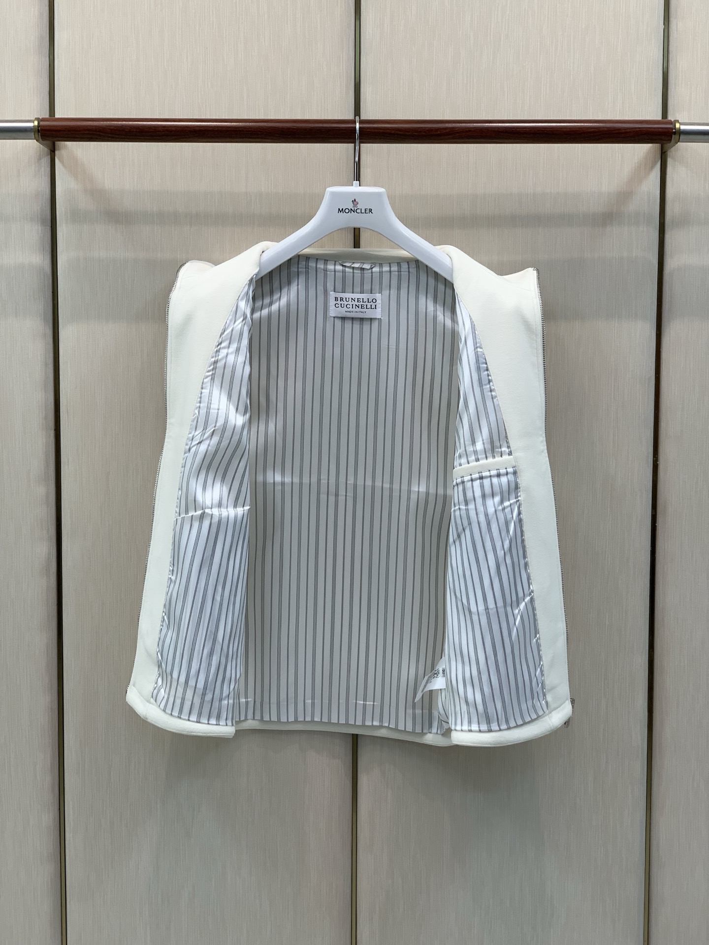 ，BRUNELLO CUCINELLI 意大利神狮，2026秋冬最新品，专柜同步有售，原单狠货，时尚休闲立领马甲，采用进