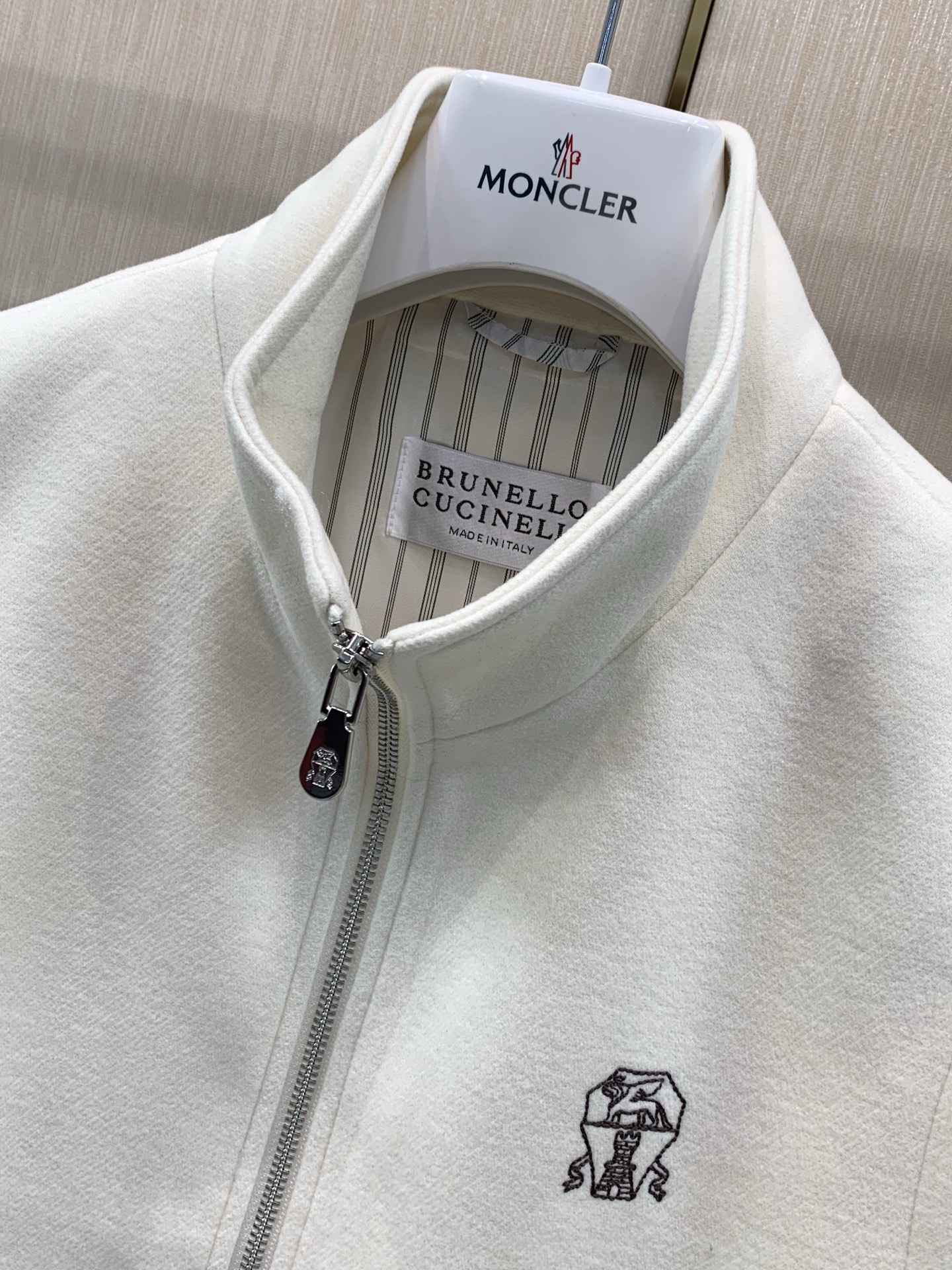 ，BRUNELLO CUCINELLI 意大利神狮，2026秋冬最新品，专柜同步有售，原单狠货，时尚休闲立领马甲，采用进