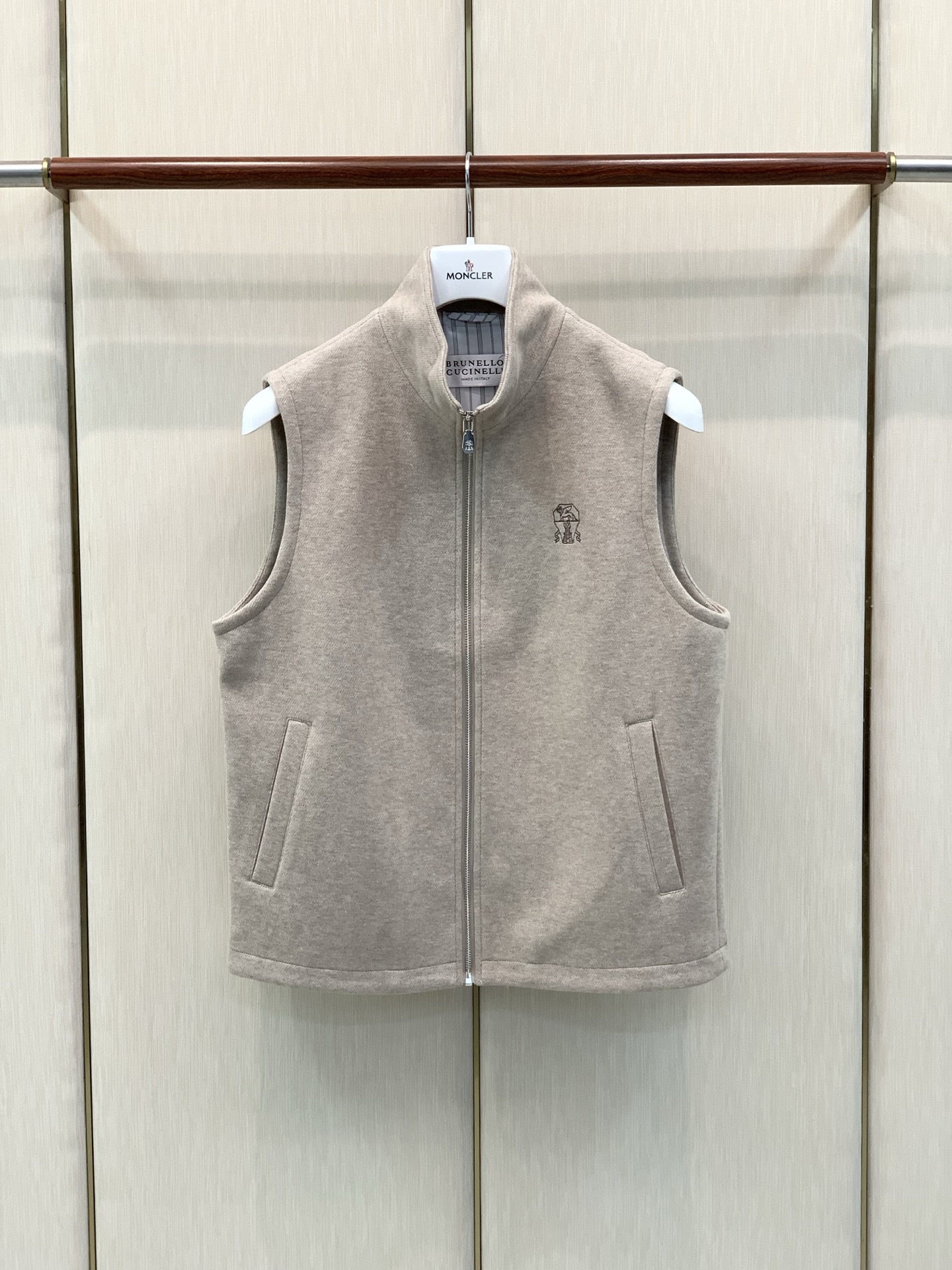 ，BRUNELLO CUCINELLI 意大利神狮，2026秋冬最新品，专柜同步有售，原单狠货，时尚休闲立领马甲，采用进