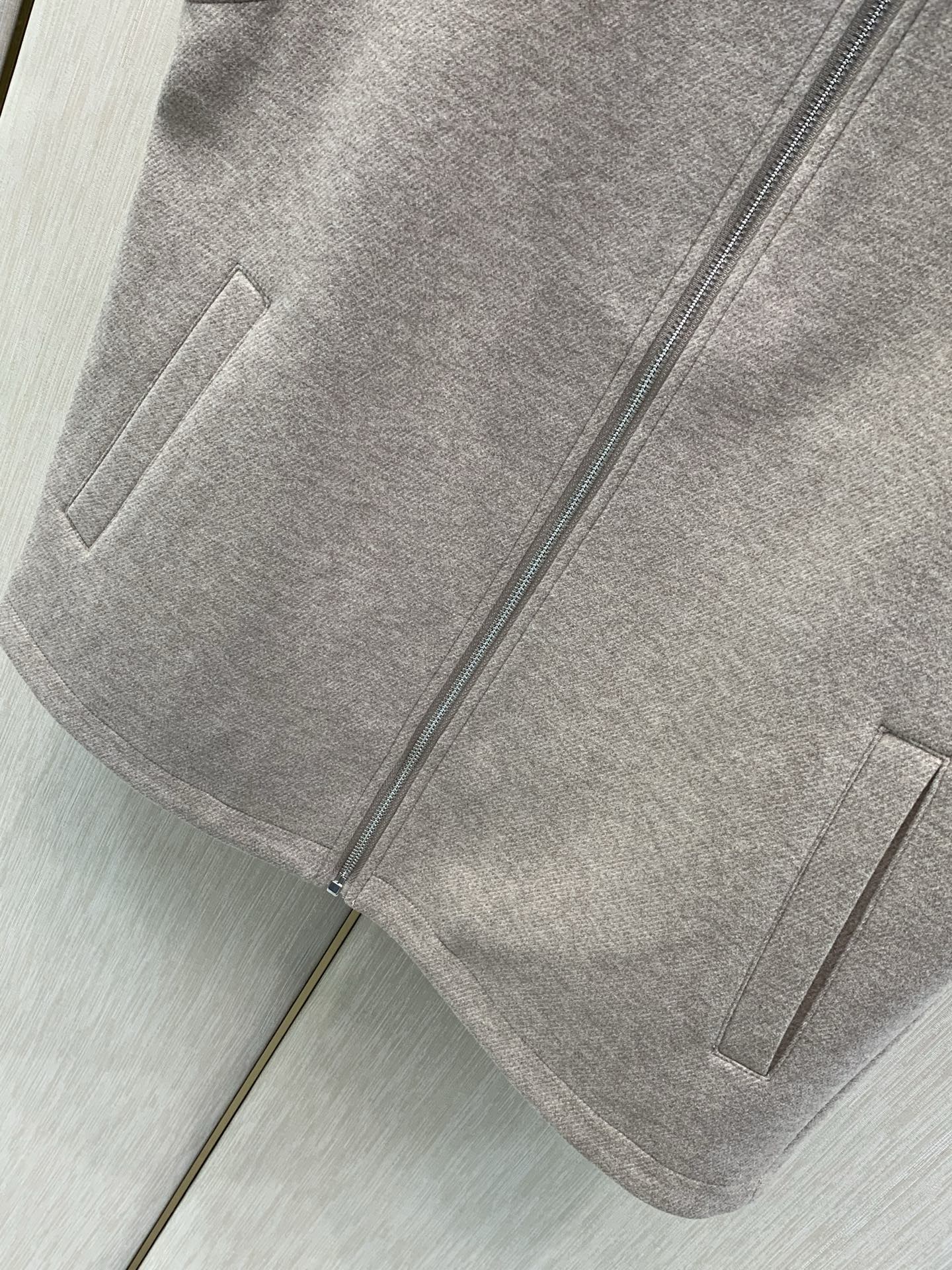 ，BRUNELLO CUCINELLI 意大利神狮，2026秋冬最新品，专柜同步有售，原单狠货，时尚休闲立领马甲，采用进
