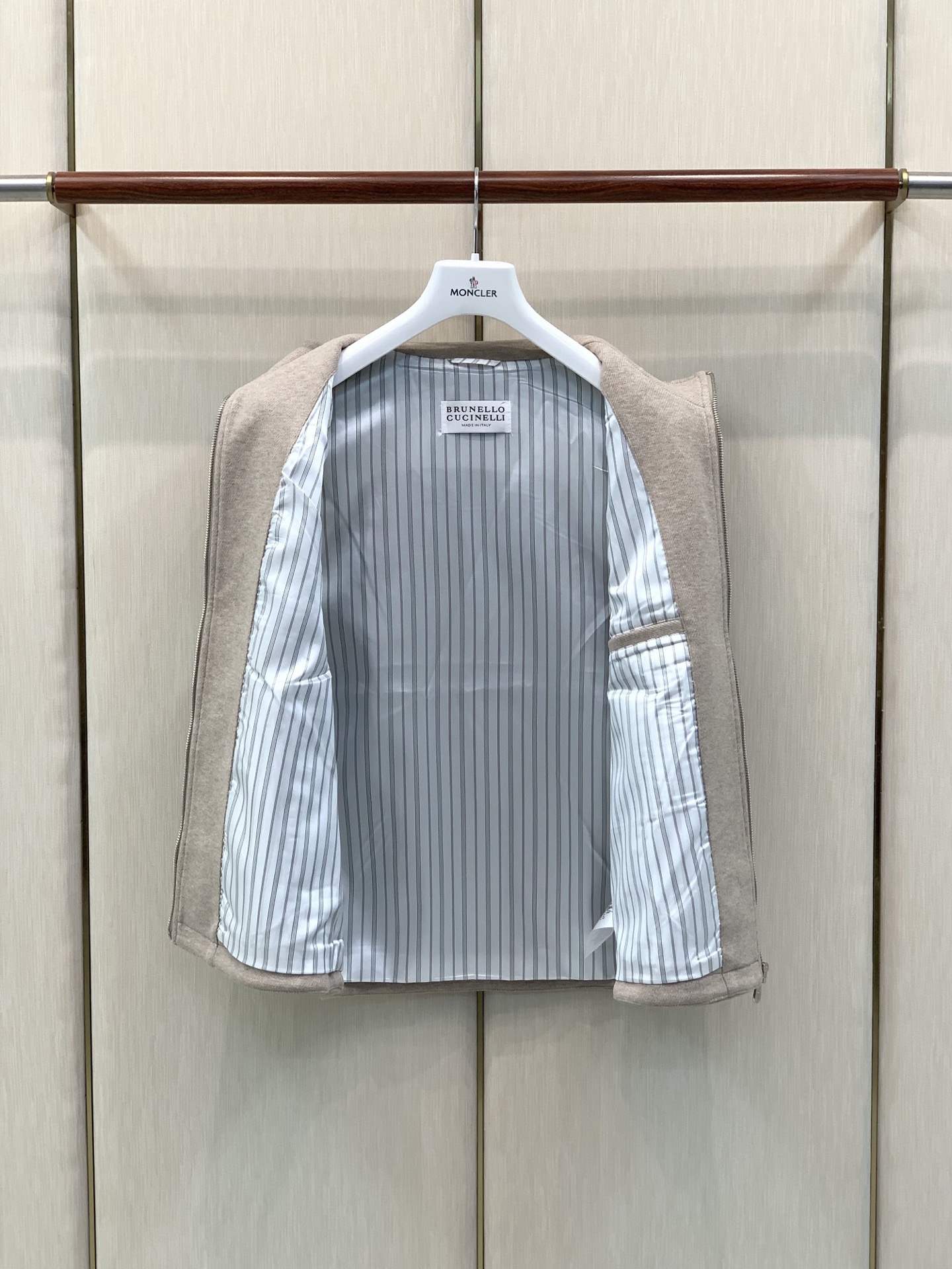，BRUNELLO CUCINELLI 意大利神狮，2026秋冬最新品，专柜同步有售，原单狠货，时尚休闲立领马甲，采用进