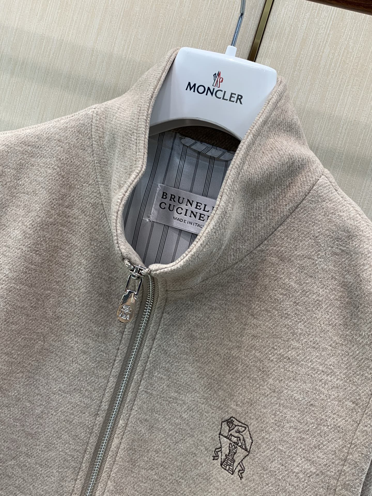 ，BRUNELLO CUCINELLI 意大利神狮，2026秋冬最新品，专柜同步有售，原单狠货，时尚休闲立领马甲，采用进