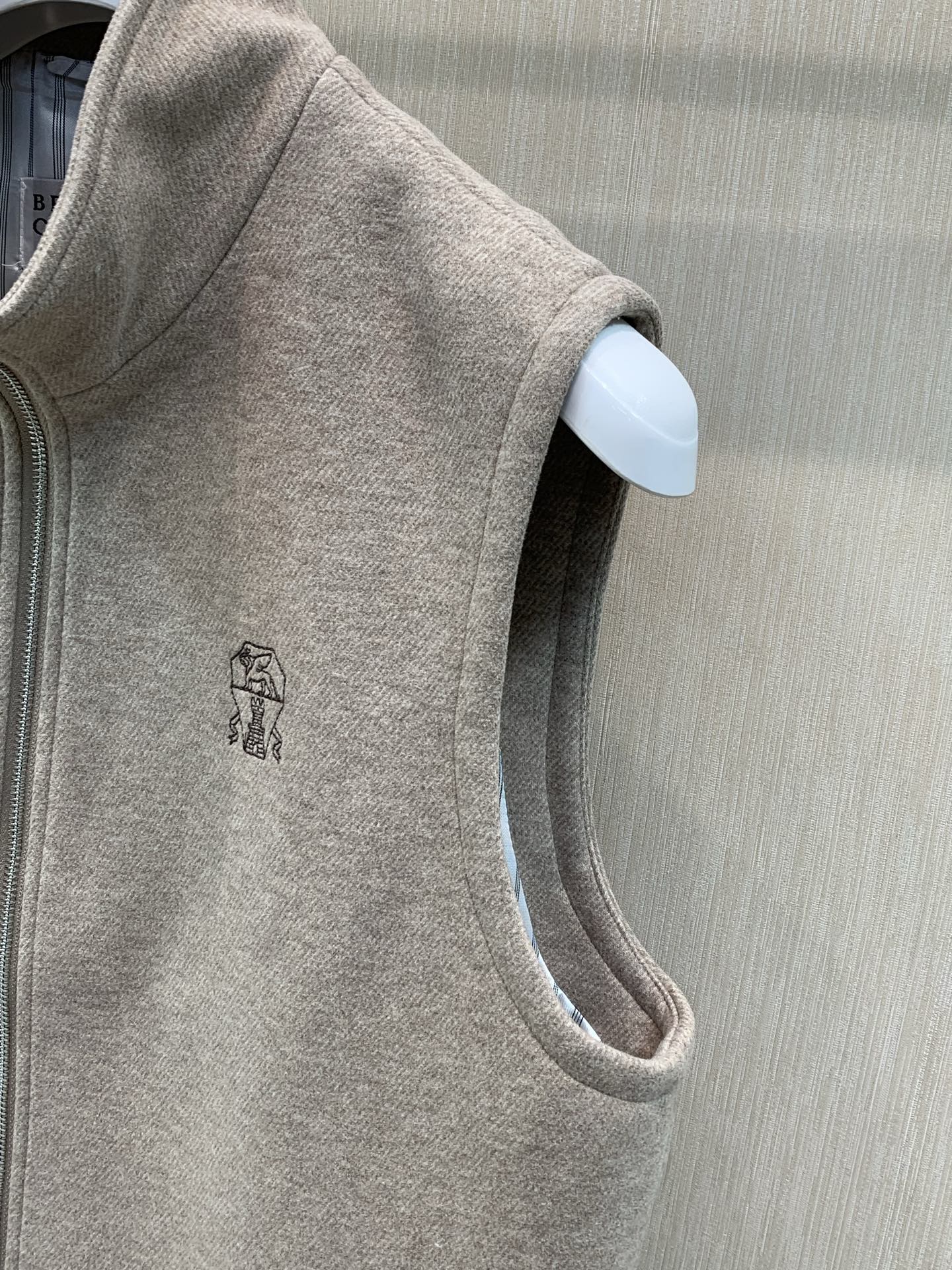 ，BRUNELLO CUCINELLI 意大利神狮，2026秋冬最新品，专柜同步有售，原单狠货，时尚休闲立领马甲，采用进