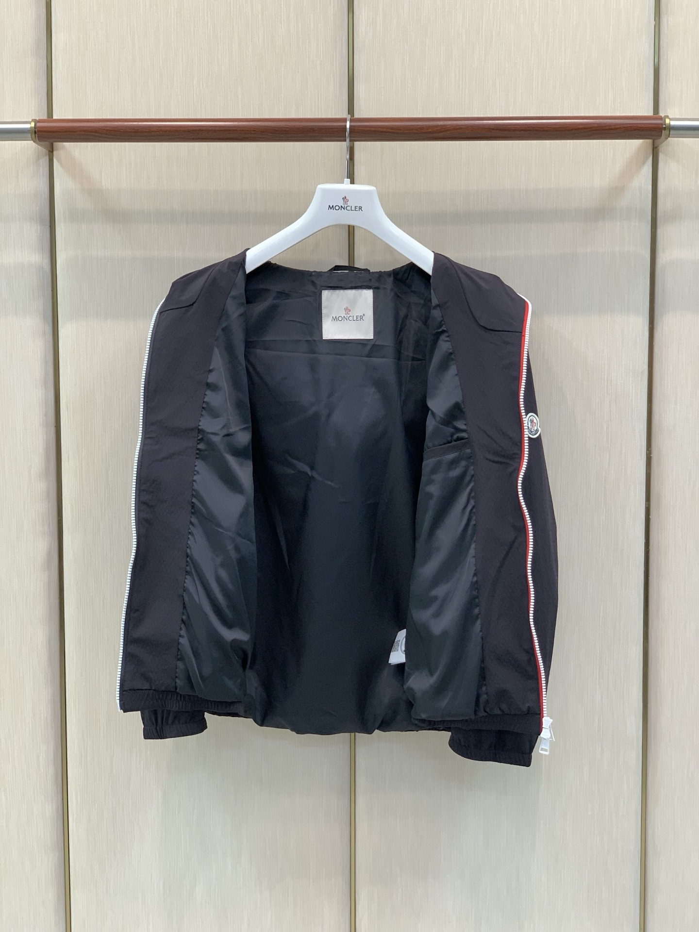 ，Moncler 蒙口，2026秋季最新品，专柜同步有售，原单狠货，时尚休闲连帽外套，上身舒适！吸睛而有亮点，采用进口原