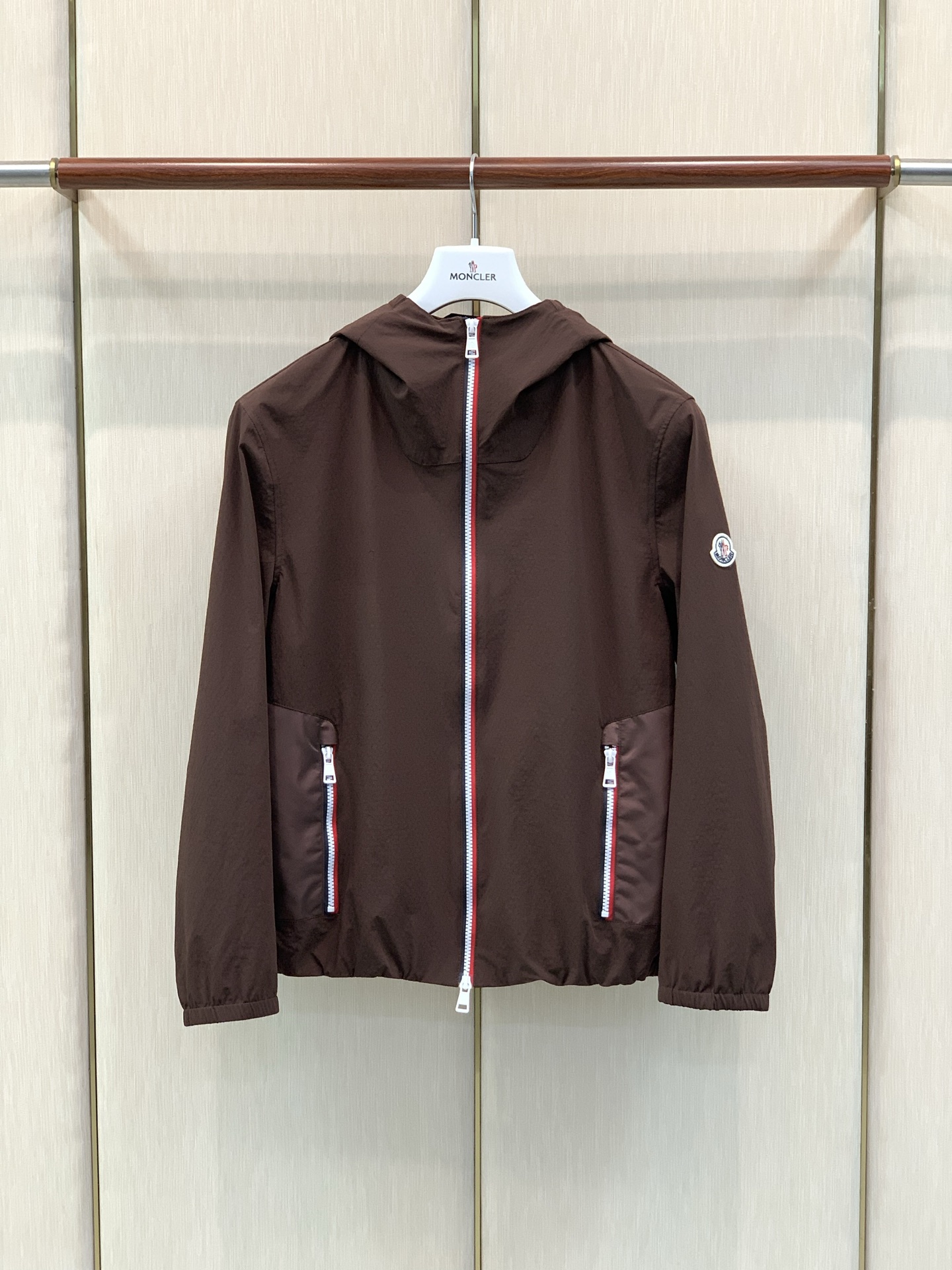 ，Moncler 蒙口，2026秋季最新品，专柜同步有售，原单狠货，时尚休闲连帽外套，上身舒适！吸睛而有亮点，采用进口原