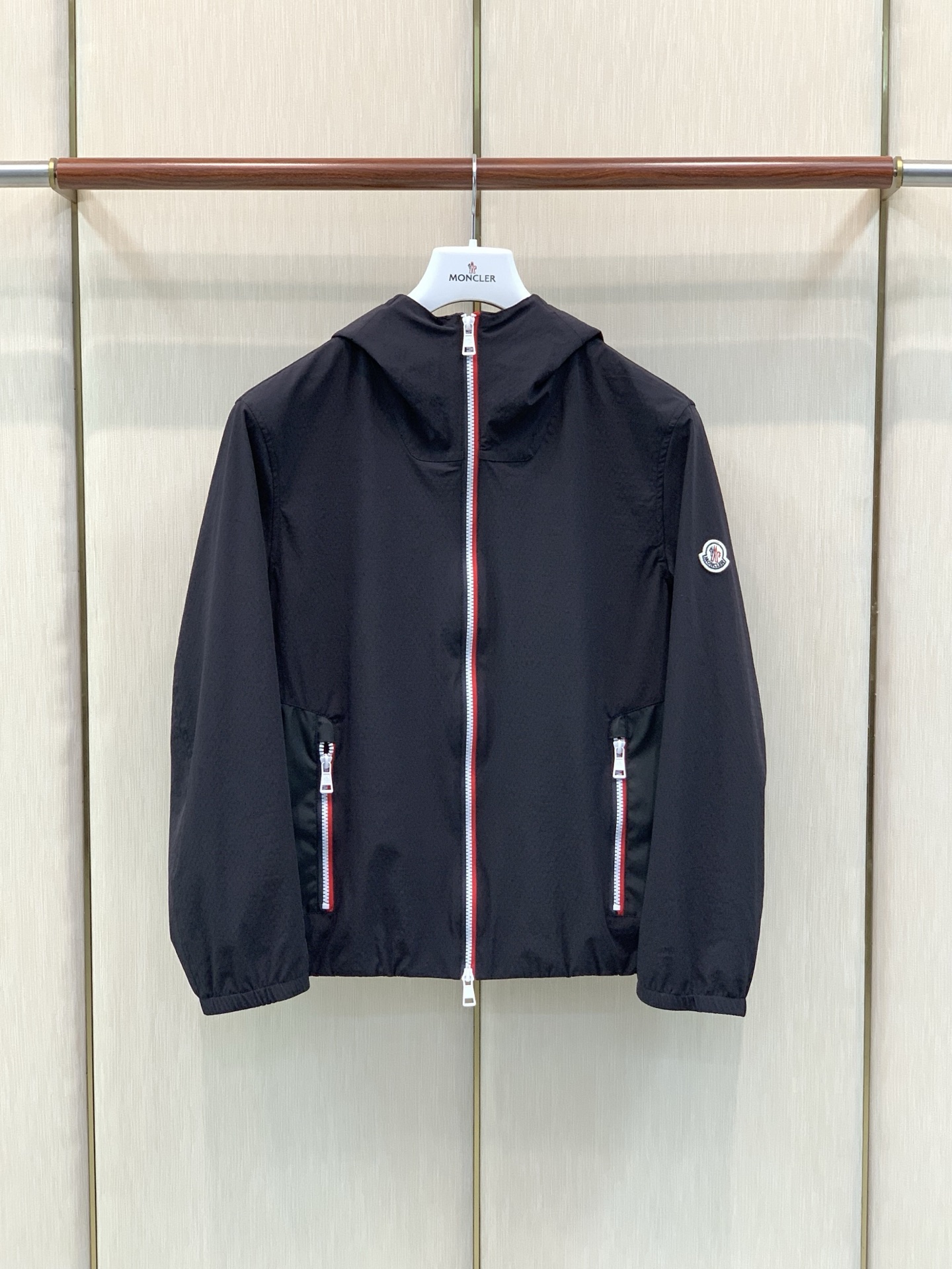 ，Moncler 蒙口，2026秋季最新品，专柜同步有售，原单狠货，时尚休闲连帽外套，上身舒适！吸睛而有亮点，采用进口原