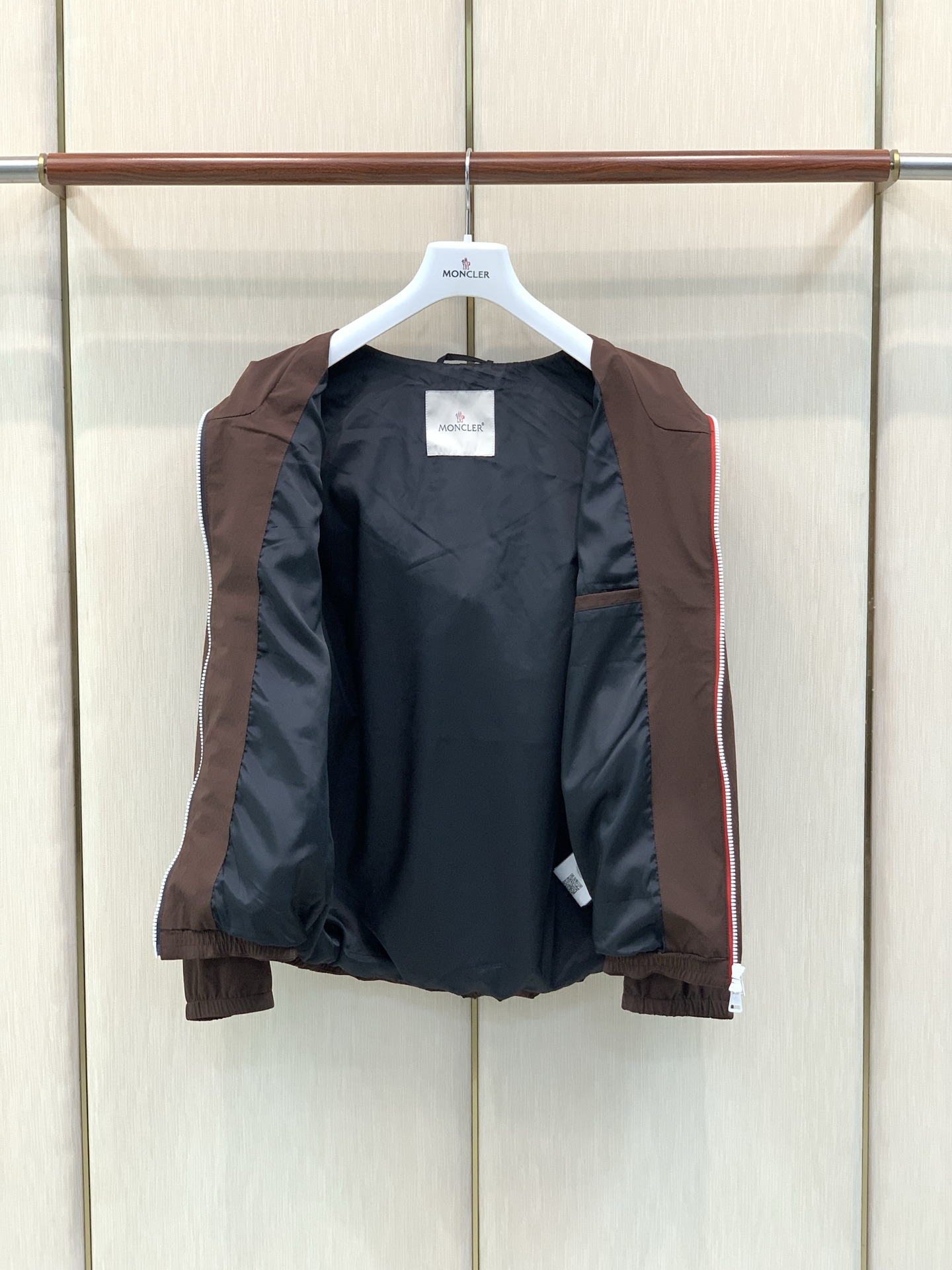 ，Moncler 蒙口，2026秋季最新品，专柜同步有售，原单狠货，时尚休闲连帽外套，上身舒适！吸睛而有亮点，采用进口原