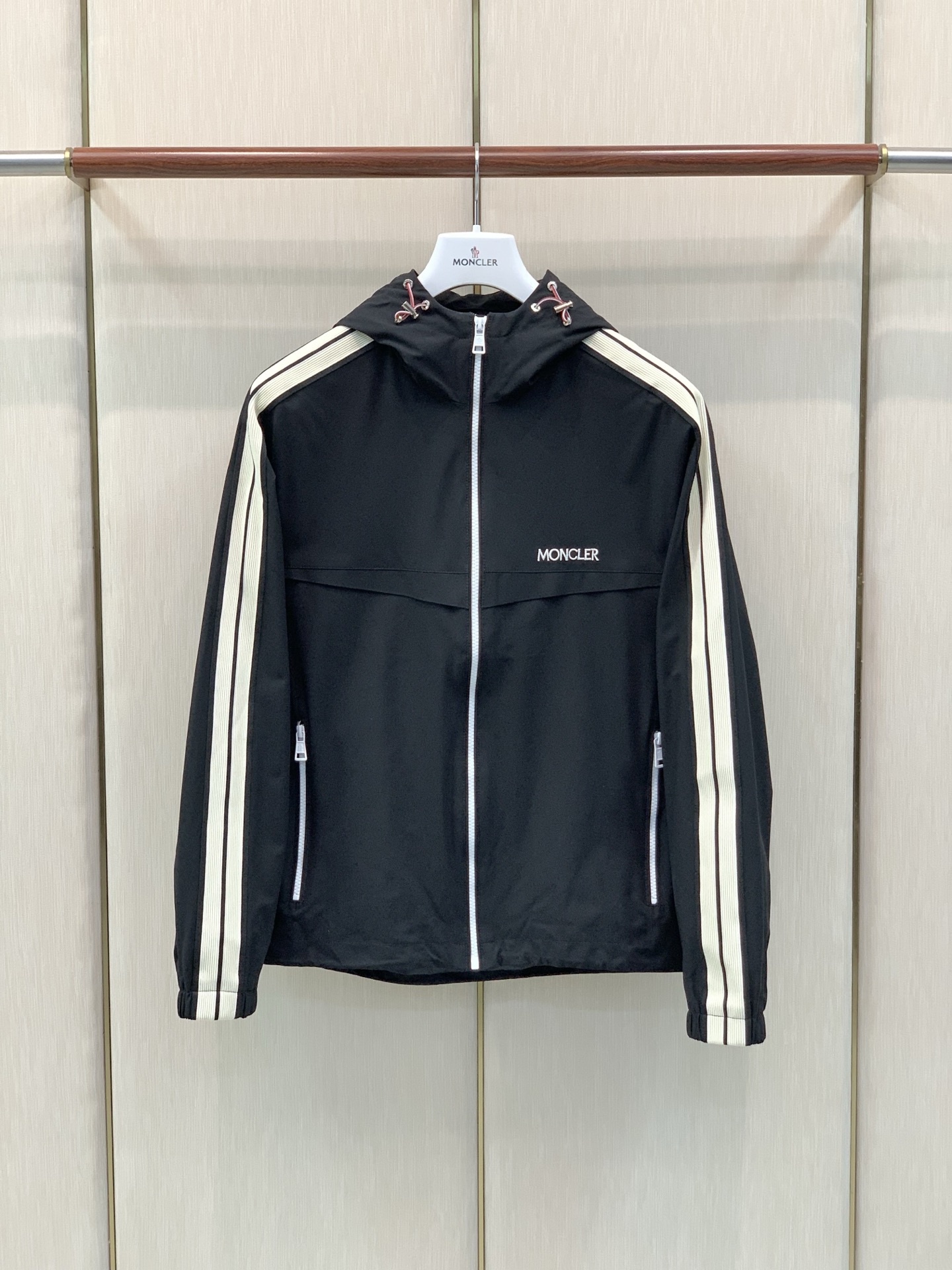 ，Moncler 蒙口，2026秋季最新品，专柜同步有售，原单狠货，时尚休闲连帽外套，上身舒适！吸睛而有亮点，采用进口原