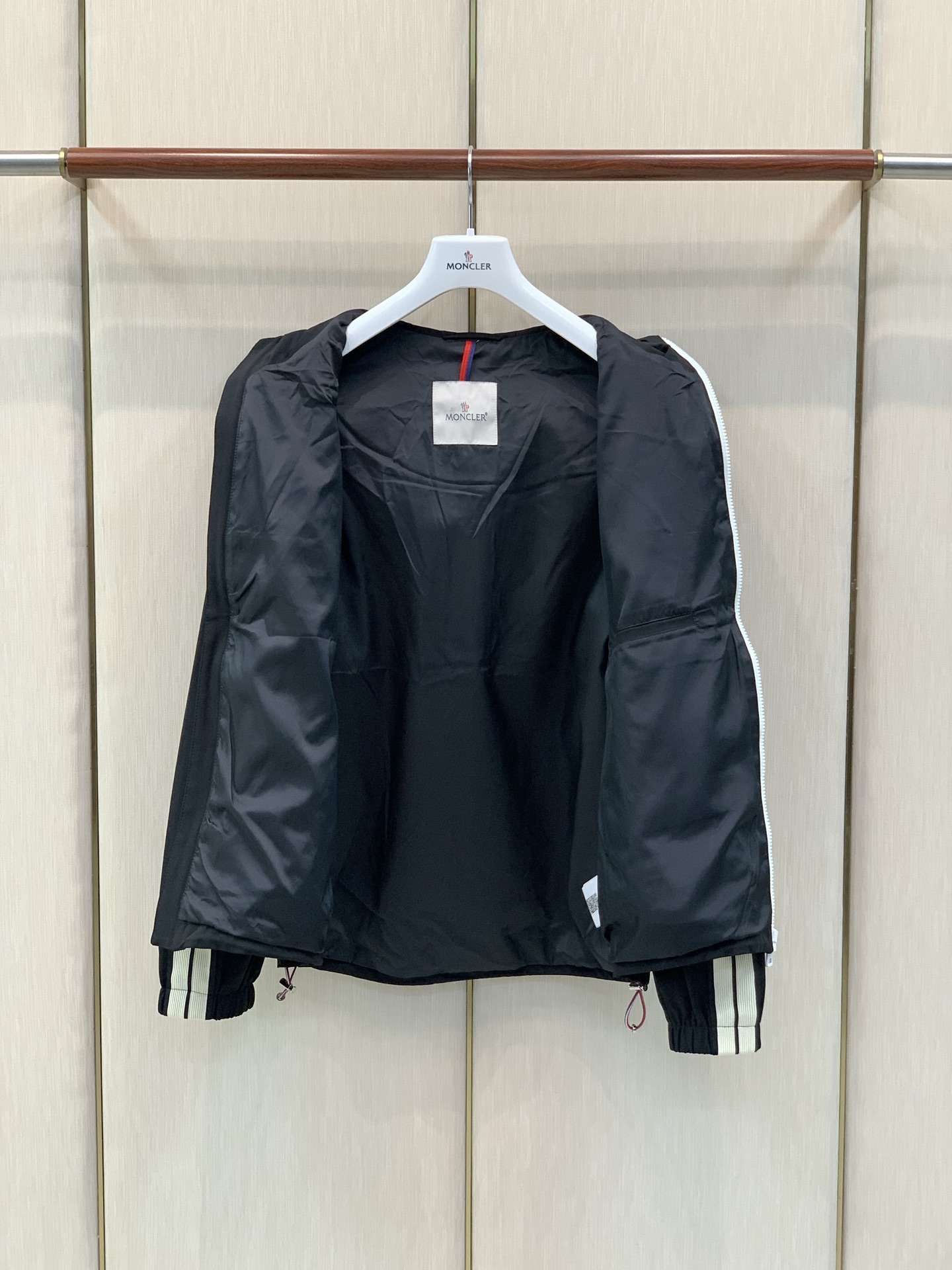，Moncler 蒙口，2026秋季最新品，专柜同步有售，原单狠货，时尚休闲连帽外套，上身舒适！吸睛而有亮点，采用进口原
