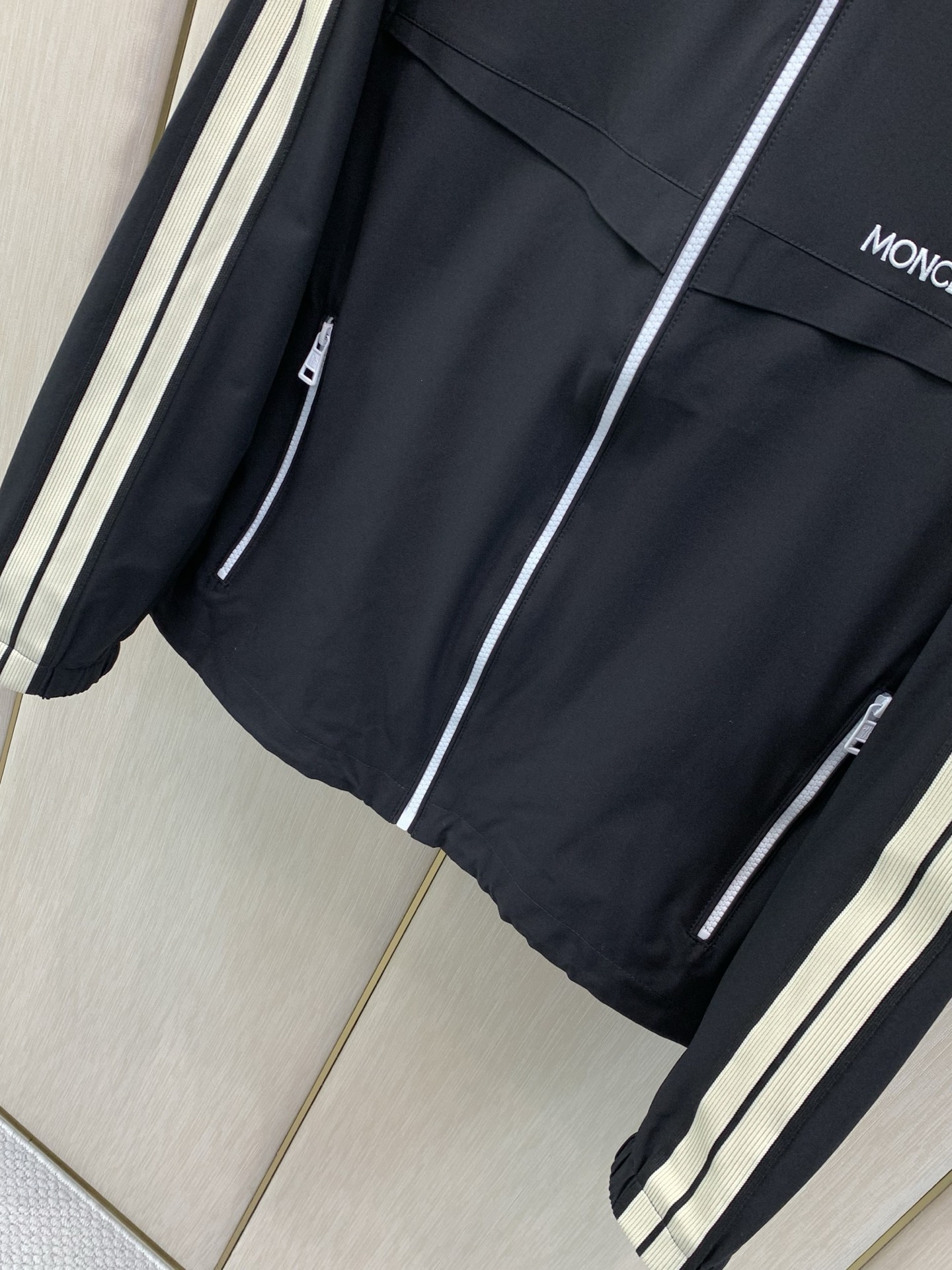 ，Moncler 蒙口，2026秋季最新品，专柜同步有售，原单狠货，时尚休闲连帽外套，上身舒适！吸睛而有亮点，采用进口原