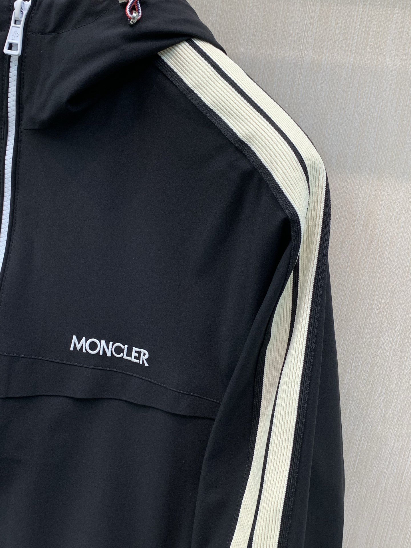 ，Moncler 蒙口，2026秋季最新品，专柜同步有售，原单狠货，时尚休闲连帽外套，上身舒适！吸睛而有亮点，采用进口原