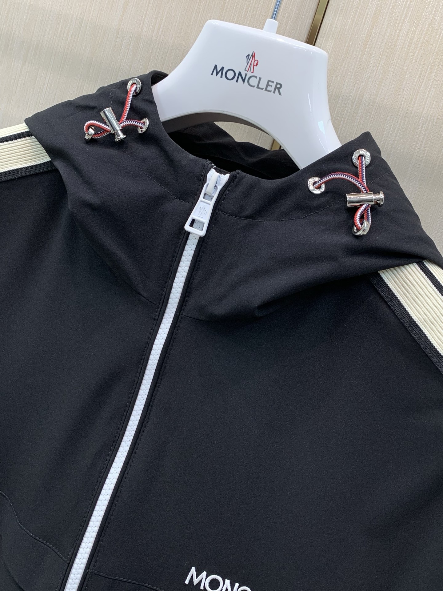 ，Moncler 蒙口，2026秋季最新品，专柜同步有售，原单狠货，时尚休闲连帽外套，上身舒适！吸睛而有亮点，采用进口原