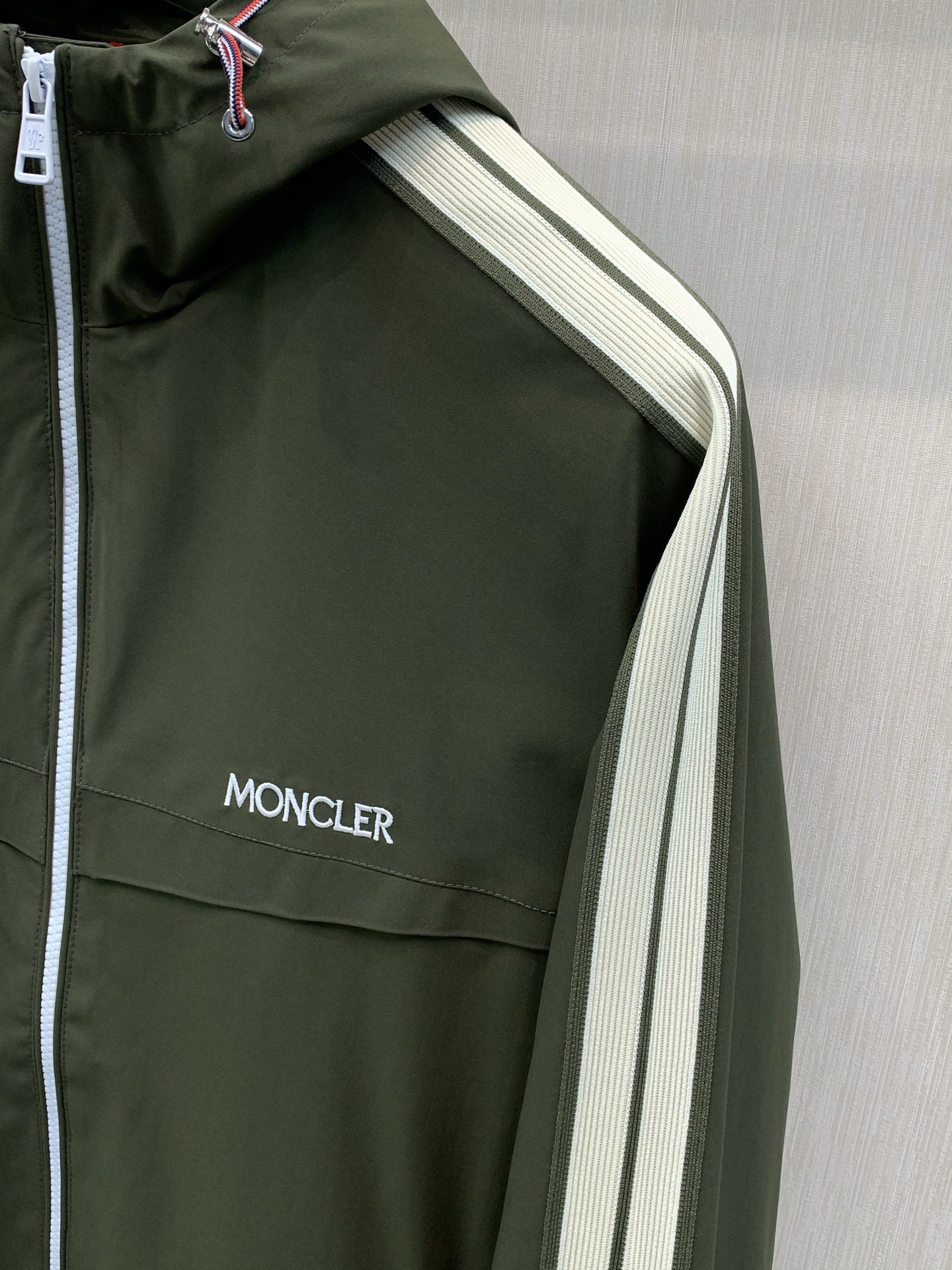 ，Moncler 蒙口，2026秋季最新品，专柜同步有售，原单狠货，时尚休闲连帽外套，上身舒适！吸睛而有亮点，采用进口原