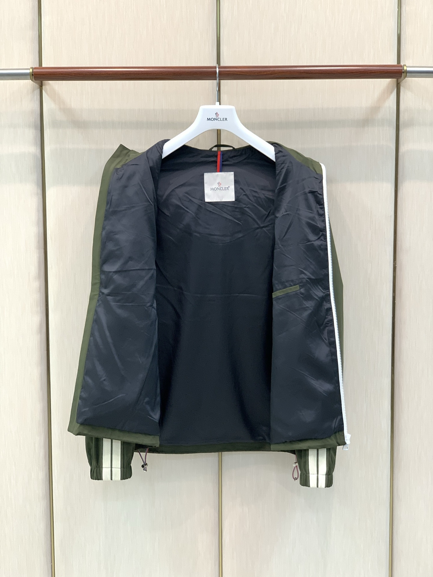 ，Moncler 蒙口，2026秋季最新品，专柜同步有售，原单狠货，时尚休闲连帽外套，上身舒适！吸睛而有亮点，采用进口原