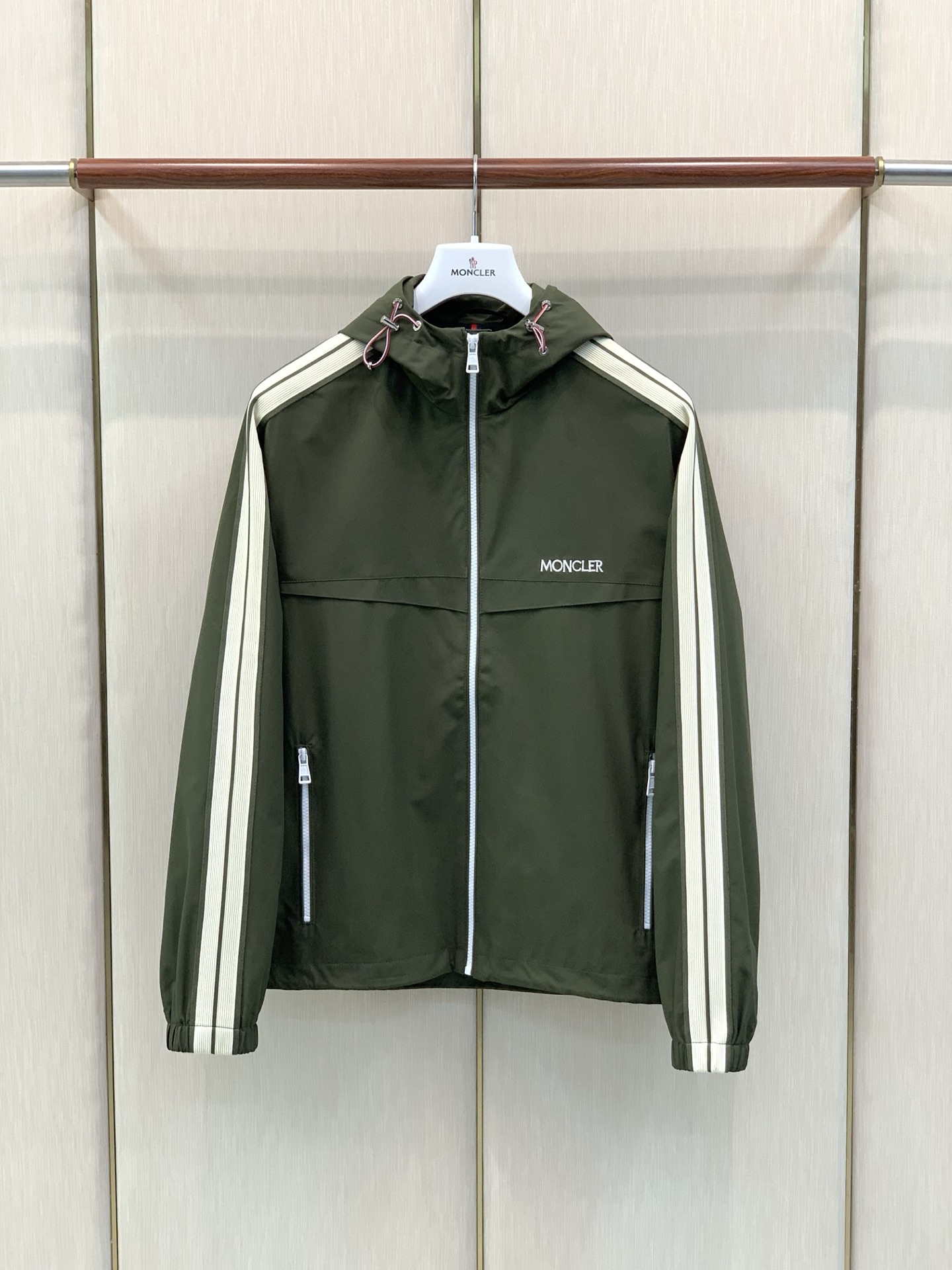 ，Moncler 蒙口，2026秋季最新品，专柜同步有售，原单狠货，时尚休闲连帽外套，上身舒适！吸睛而有亮点，采用进口原