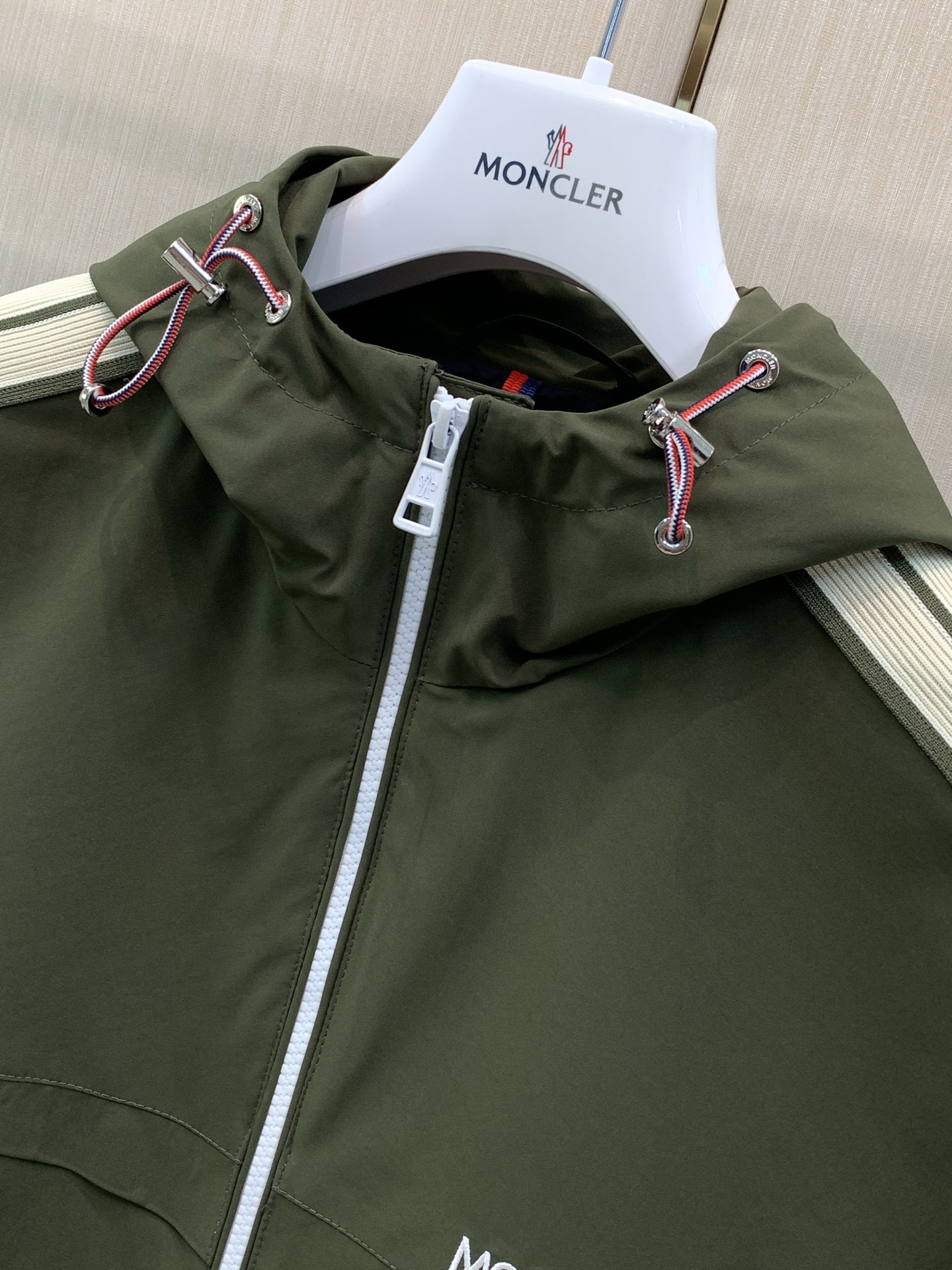 ，Moncler 蒙口，2026秋季最新品，专柜同步有售，原单狠货，时尚休闲连帽外套，上身舒适！吸睛而有亮点，采用进口原