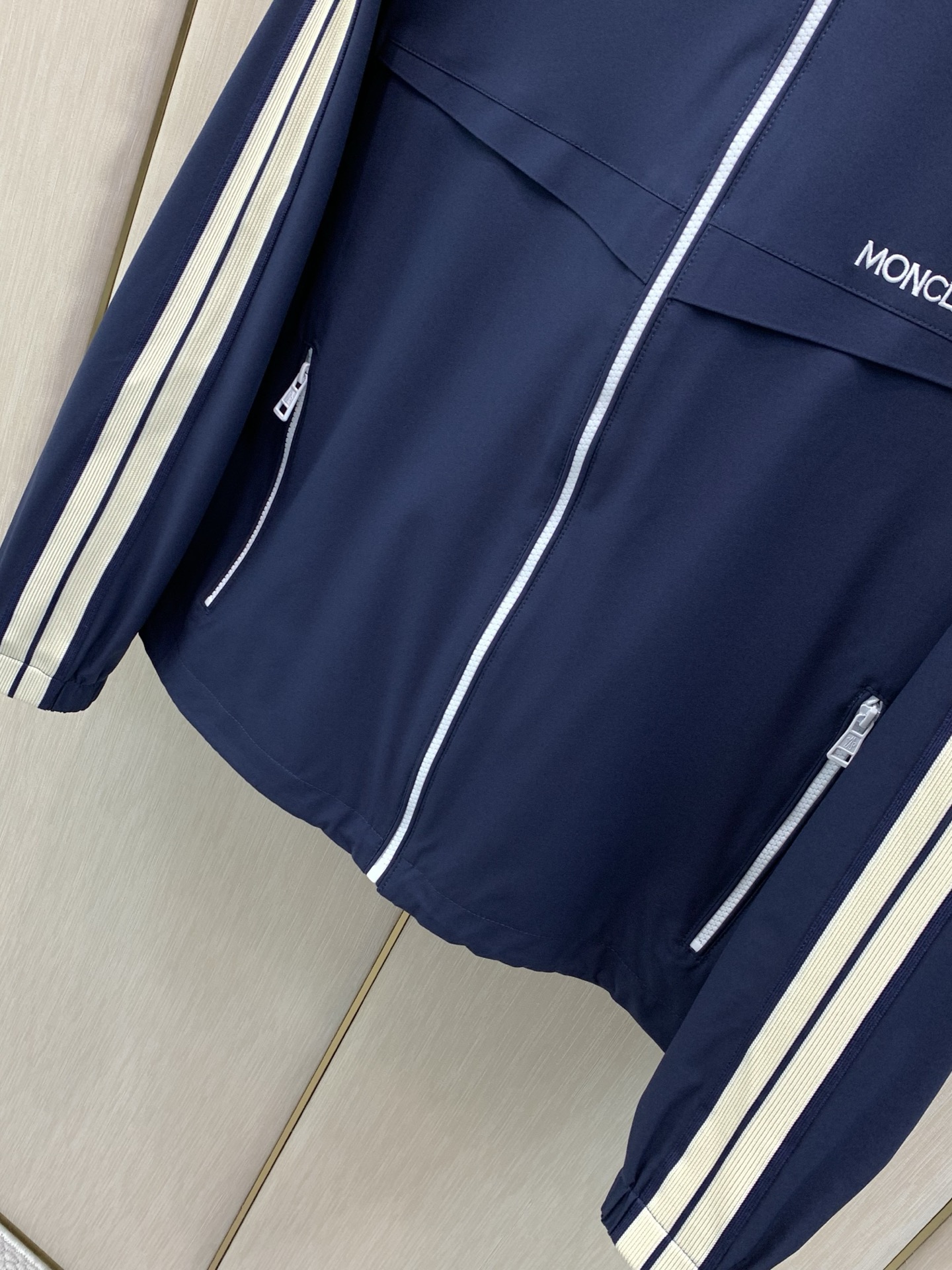 ，Moncler 蒙口，2026秋季最新品，专柜同步有售，原单狠货，时尚休闲连帽外套，上身舒适！吸睛而有亮点，采用进口原