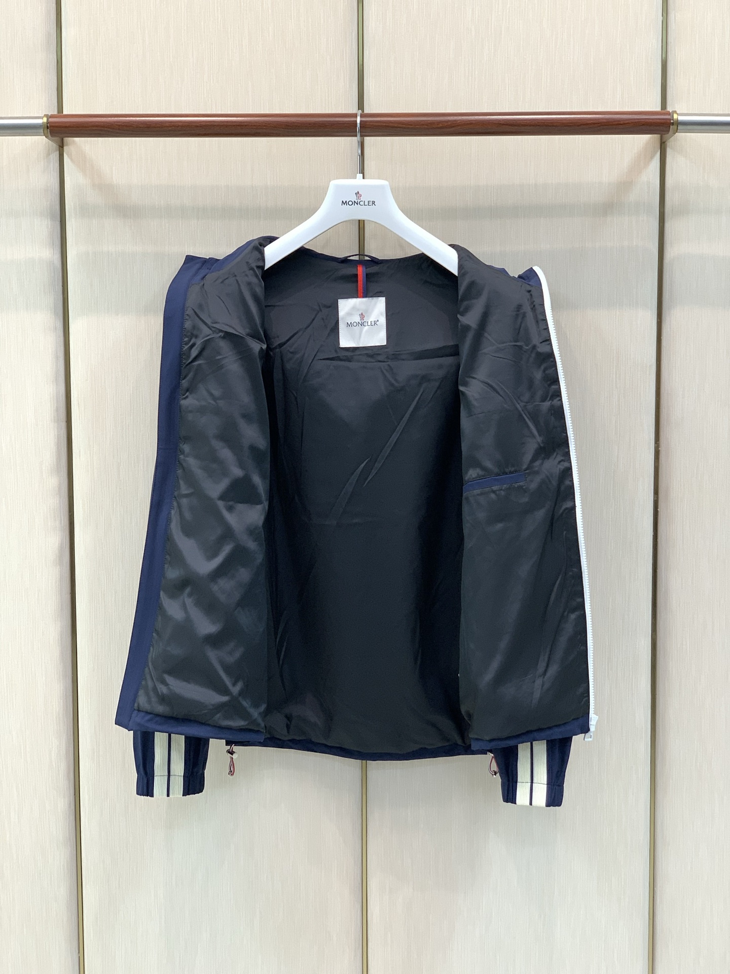，Moncler 蒙口，2026秋季最新品，专柜同步有售，原单狠货，时尚休闲连帽外套，上身舒适！吸睛而有亮点，采用进口原