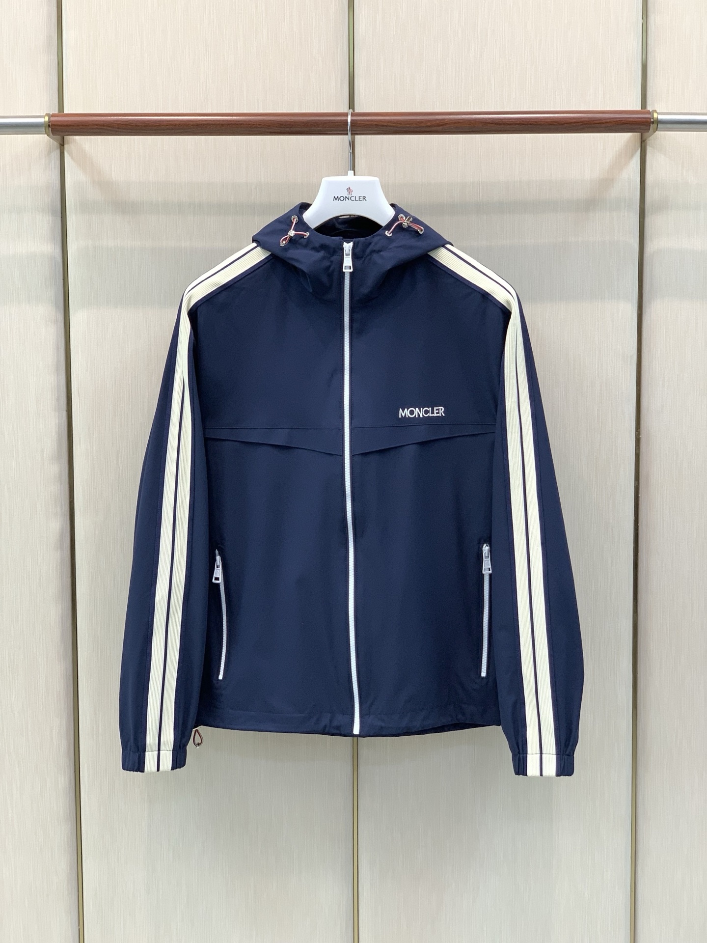 ，Moncler 蒙口，2026秋季最新品，专柜同步有售，原单狠货，时尚休闲连帽外套，上身舒适！吸睛而有亮点，采用进口原
