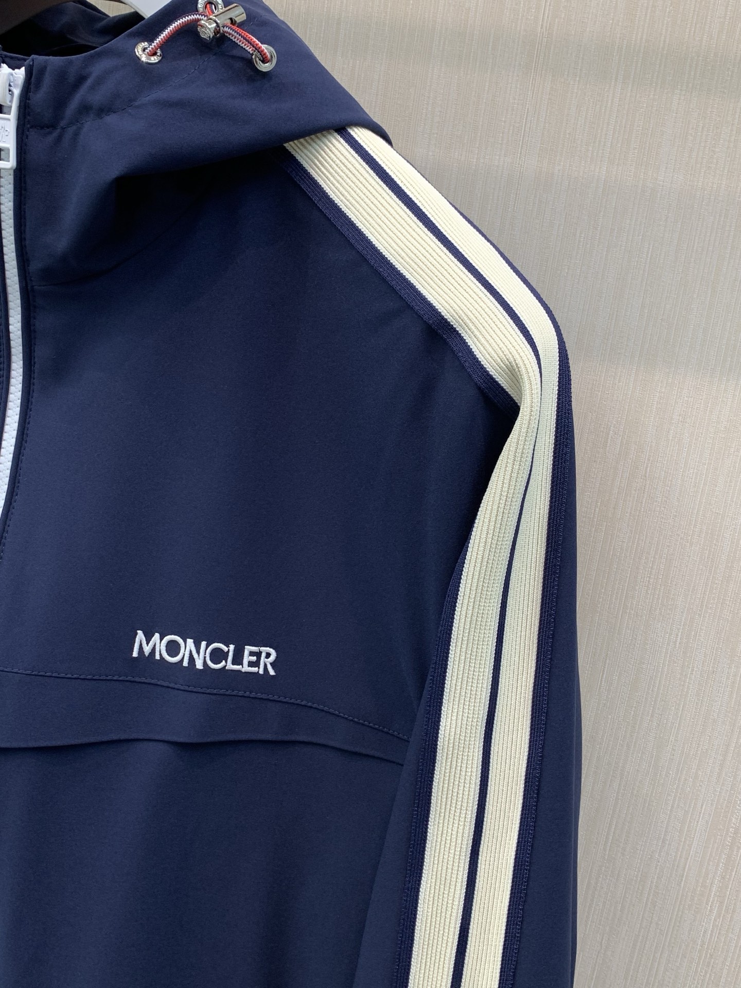 ，Moncler 蒙口，2026秋季最新品，专柜同步有售，原单狠货，时尚休闲连帽外套，上身舒适！吸睛而有亮点，采用进口原