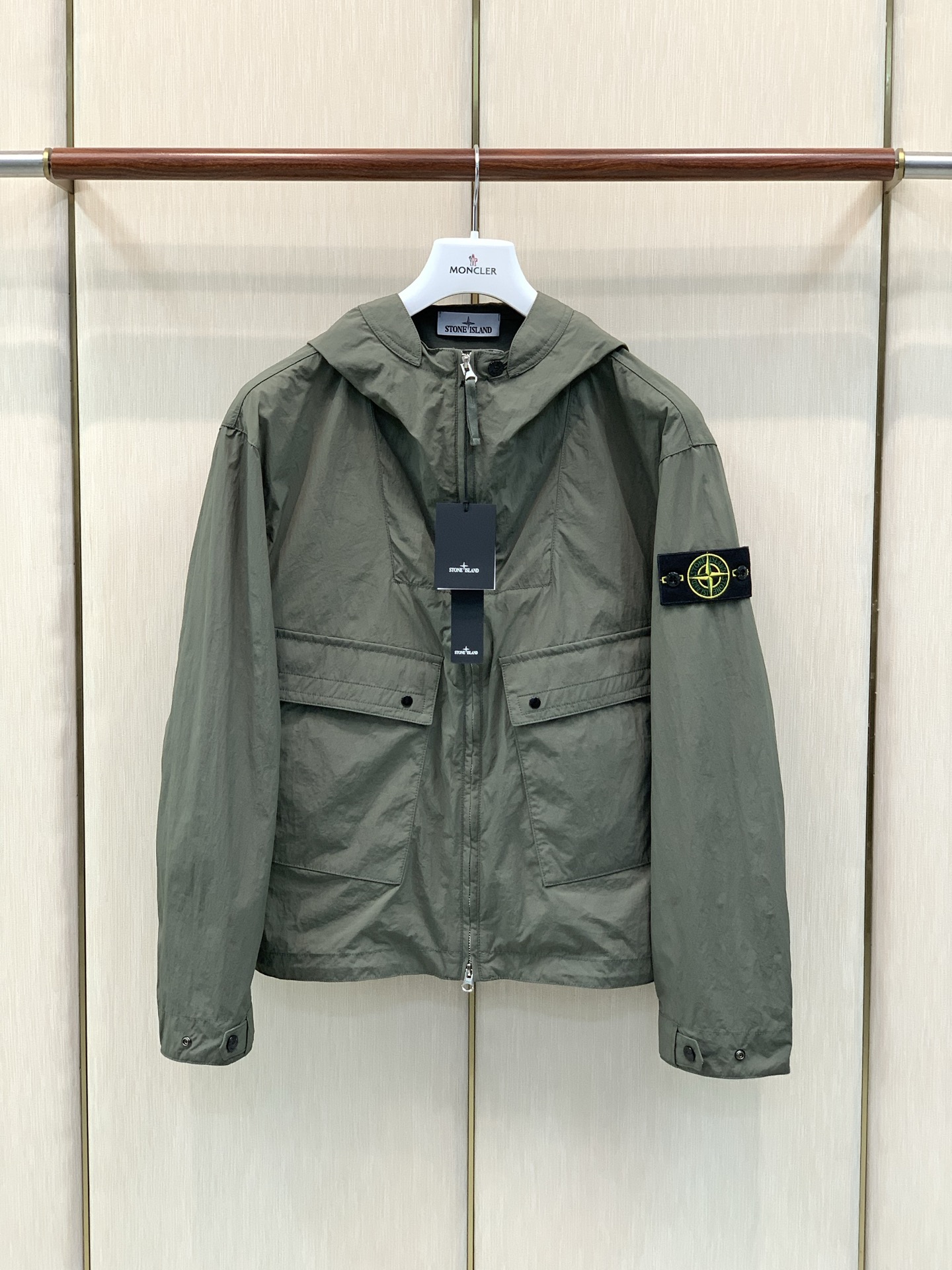 ，Stone Island 石头岛，2026早秋最新款，专柜同步有售，原单狠货，爆款时尚休闲连帽外套，进口原版面料，独特