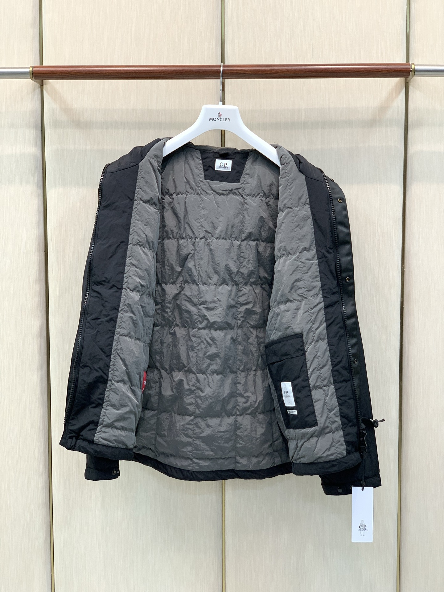 ，C.P.ComPany 意大利时尚品牌，2026冬季最新品，CP意大利机能潮牌鼻祖，专柜同步有售，原单狠货，时尚休闲连