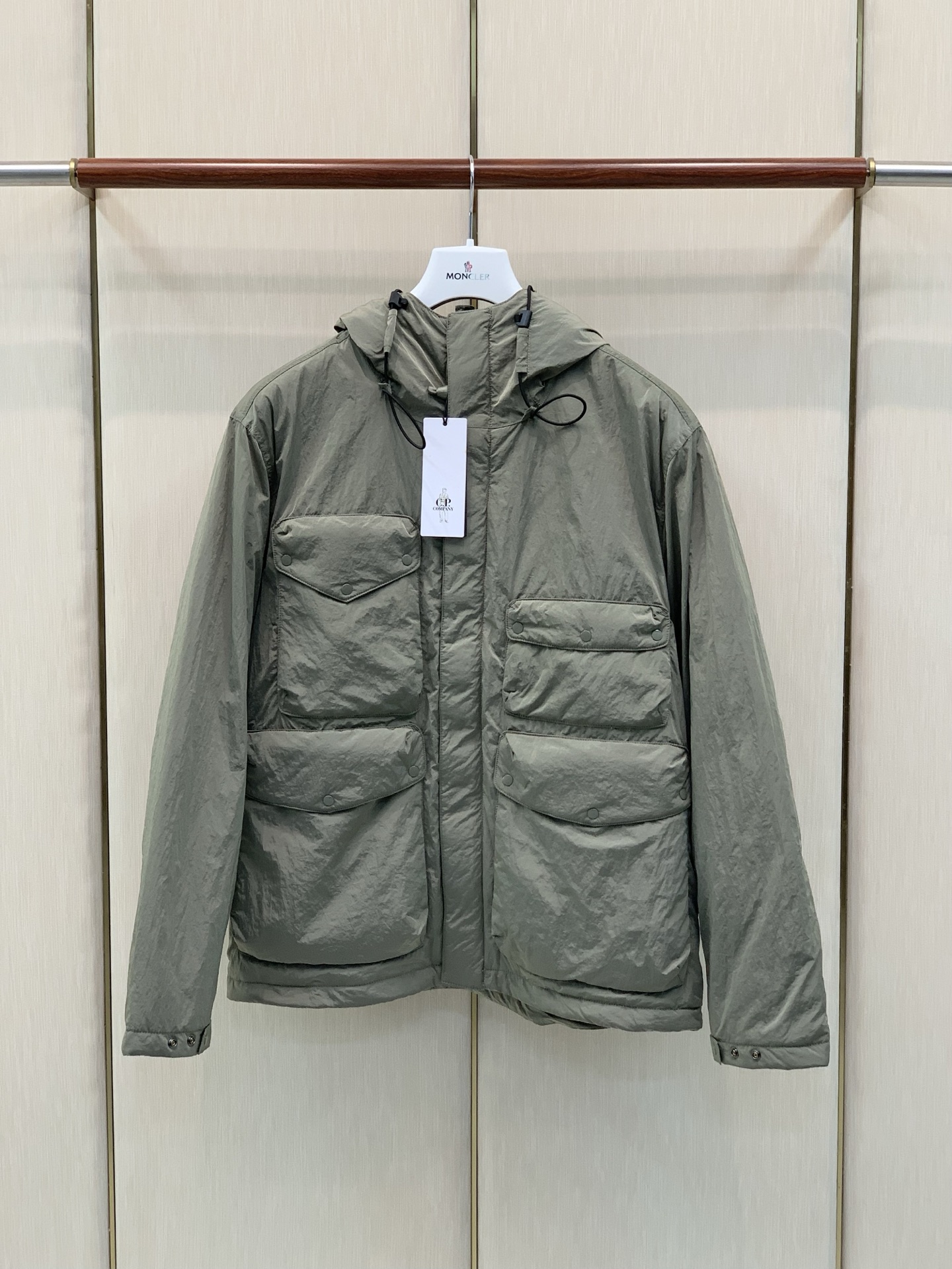 ，C.P.ComPany 意大利时尚品牌，2026冬季最新品，CP意大利机能潮牌鼻祖，专柜同步有售，原单狠货，时尚休闲连